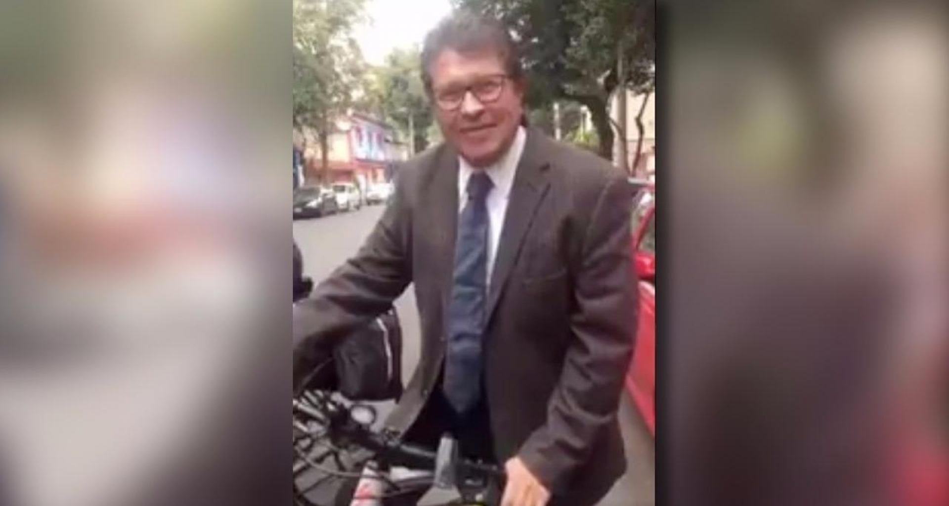 VIDEO: "De la Suburban a la bicicleta"; Llega Monreal al Senado
