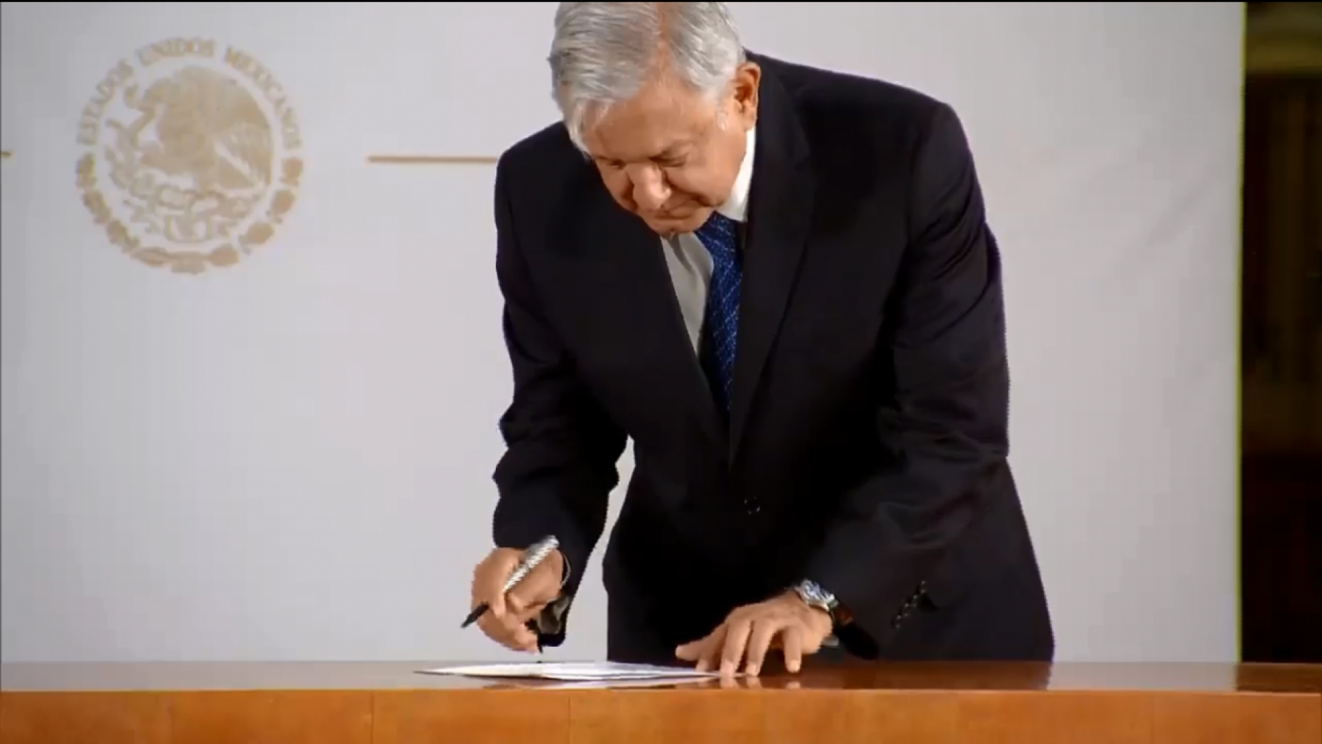 AMLO firma compromiso de no reelección