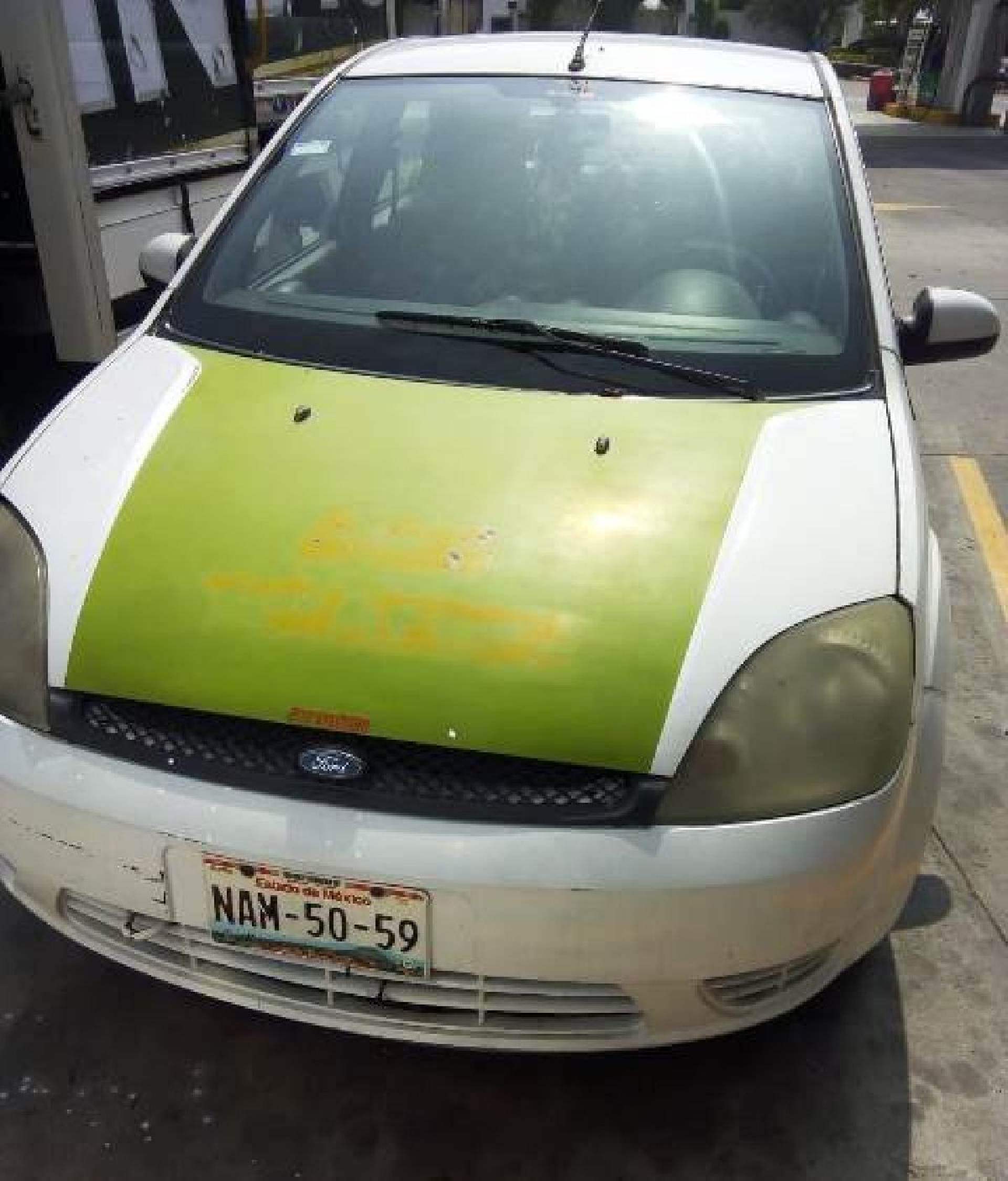 Un auto estuvo abandonado casi un mes afuera de un minisúper