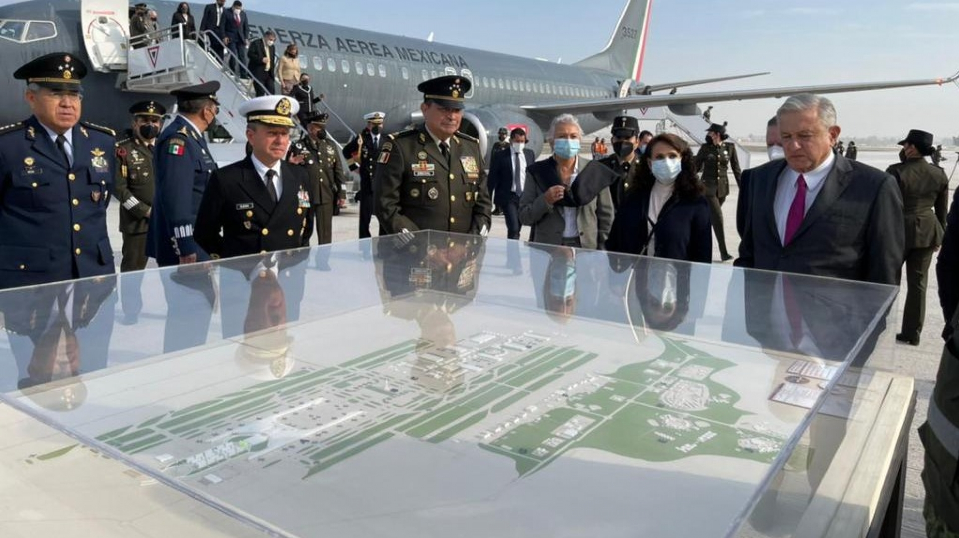 López Obrador 'estrena' pistas del Aeropuerto Felipe Ángeles en Santa Lucía