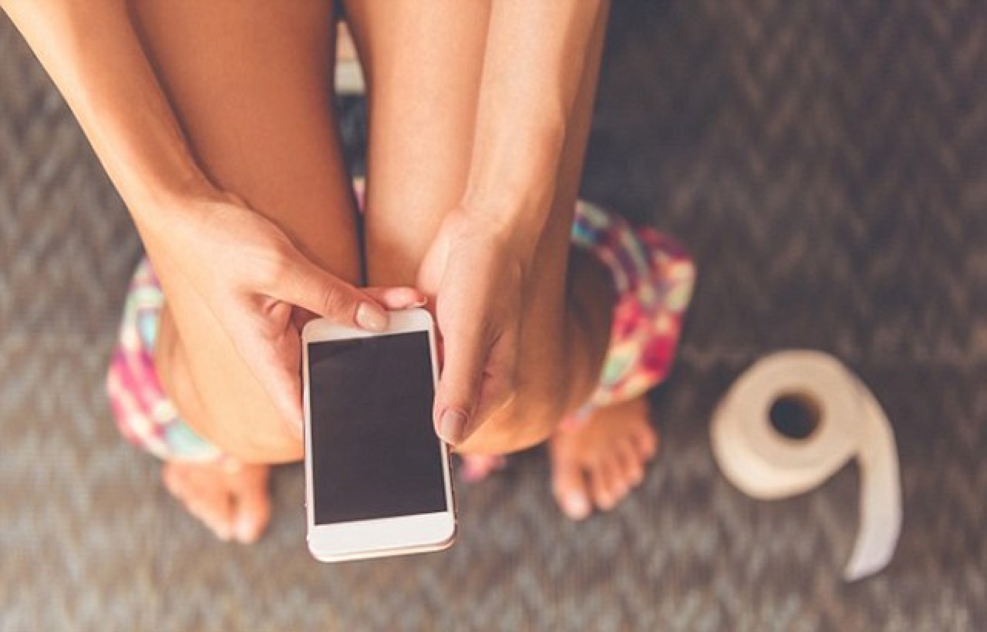 Estas son las razones por las que no deberías llevar tu celular cuando vas al baño