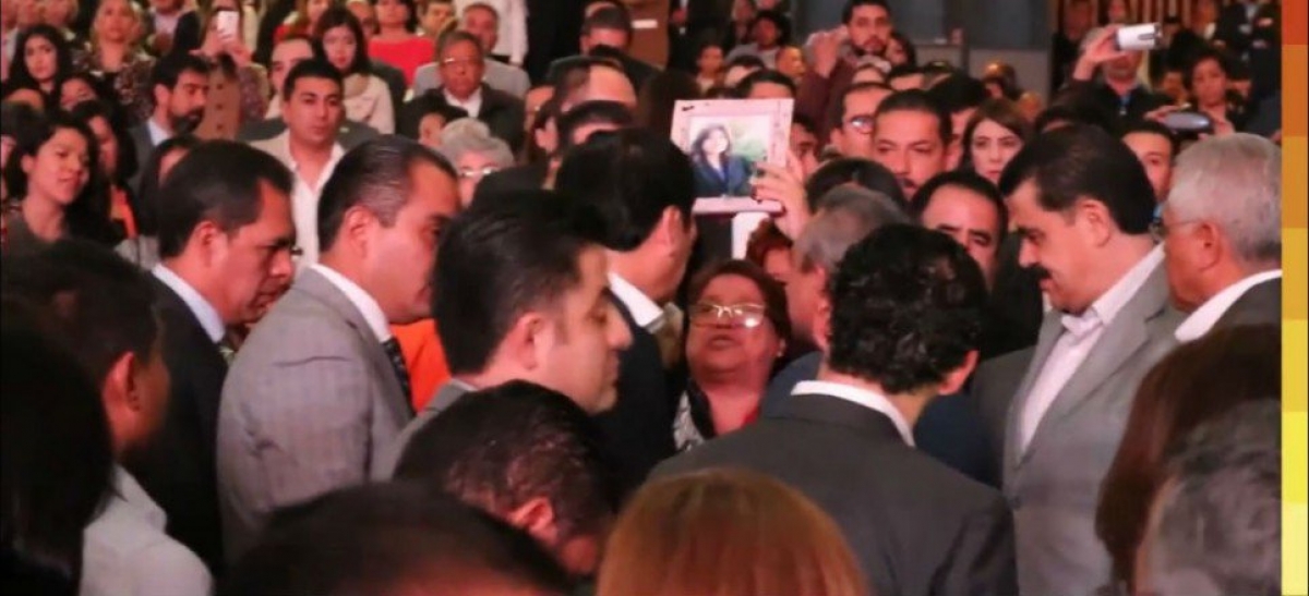Mujer se arrodilla ante Osorio Chong y ruega que le ayude en secuestro de su hija
