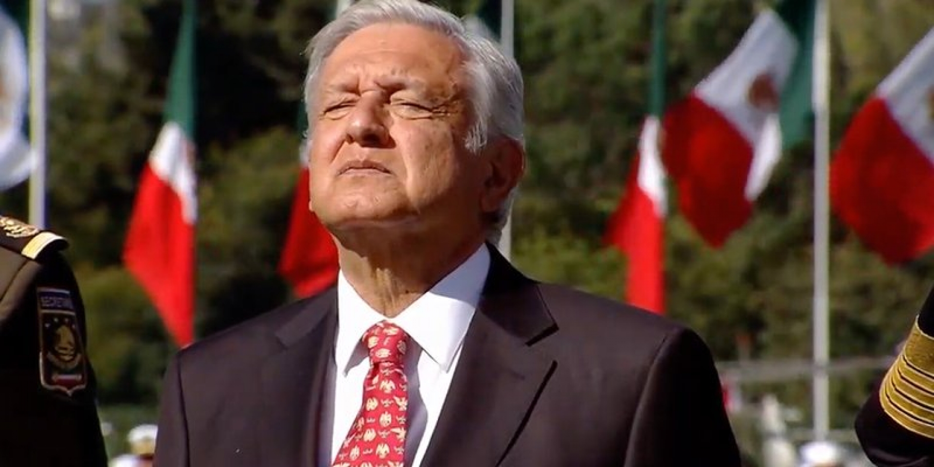 AMLO encabeza ceremonia por 80 aniversario del Día de la Bandera