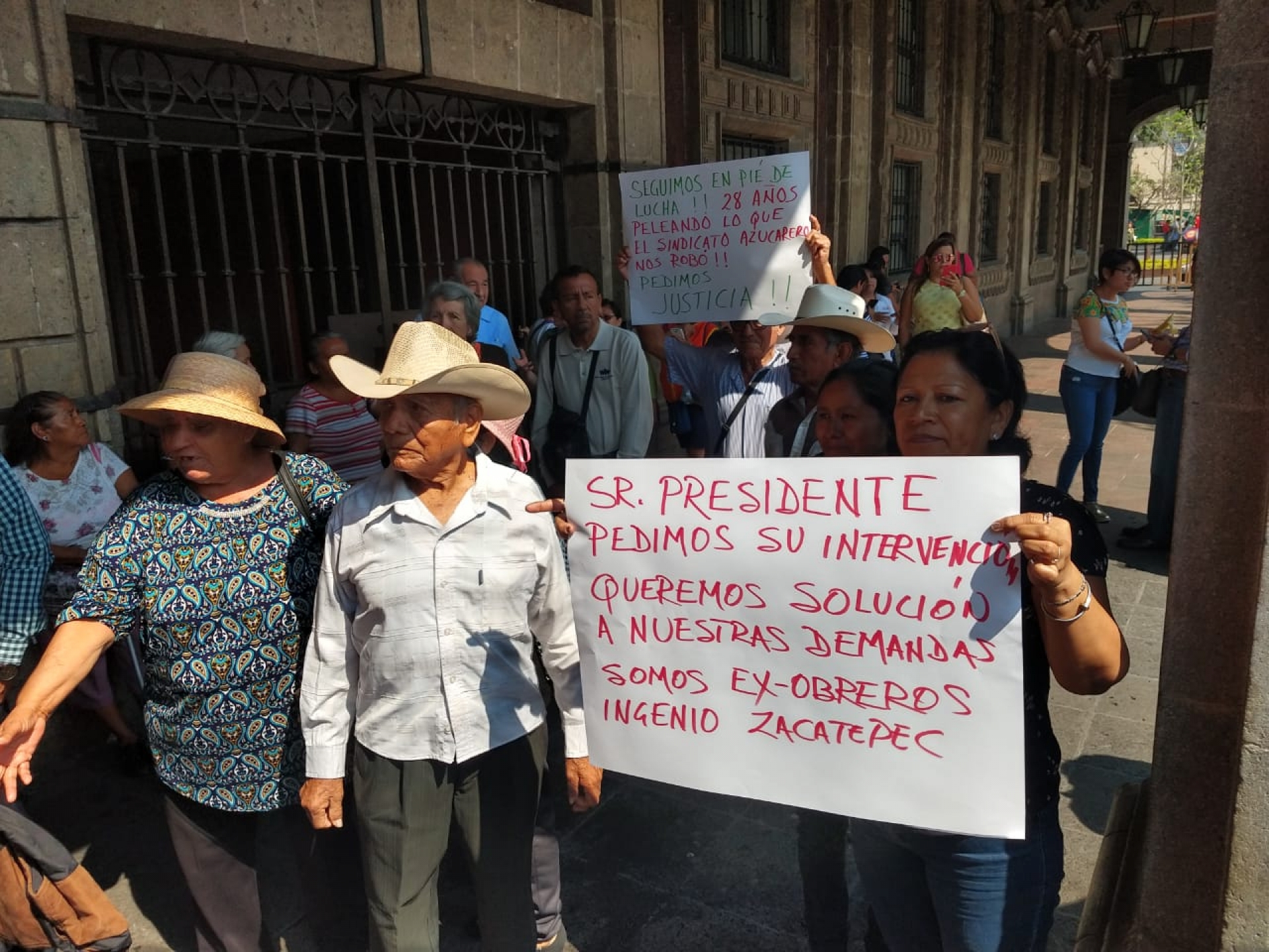 Ex obreros del ingenio de Zacatepec se manifiestan en Cuernavaca