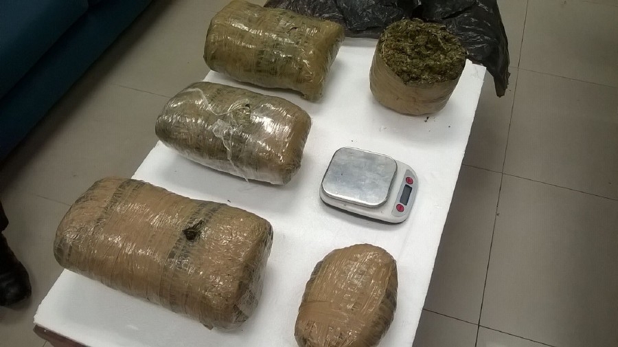 Les habrían encontrado cinco kilos de marihuana
