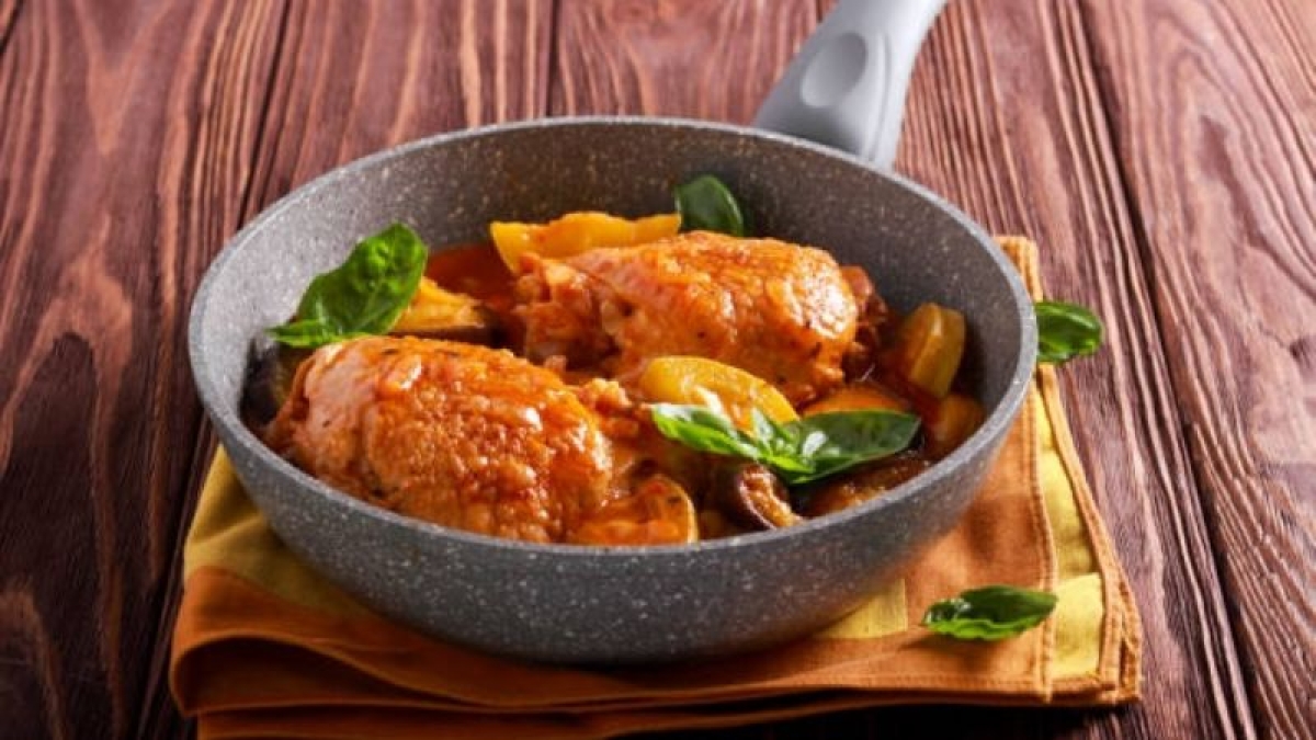 Pollo en salsa de cempasúchil, aprovecha las flores de tu ofrenda en un delicioso platillo