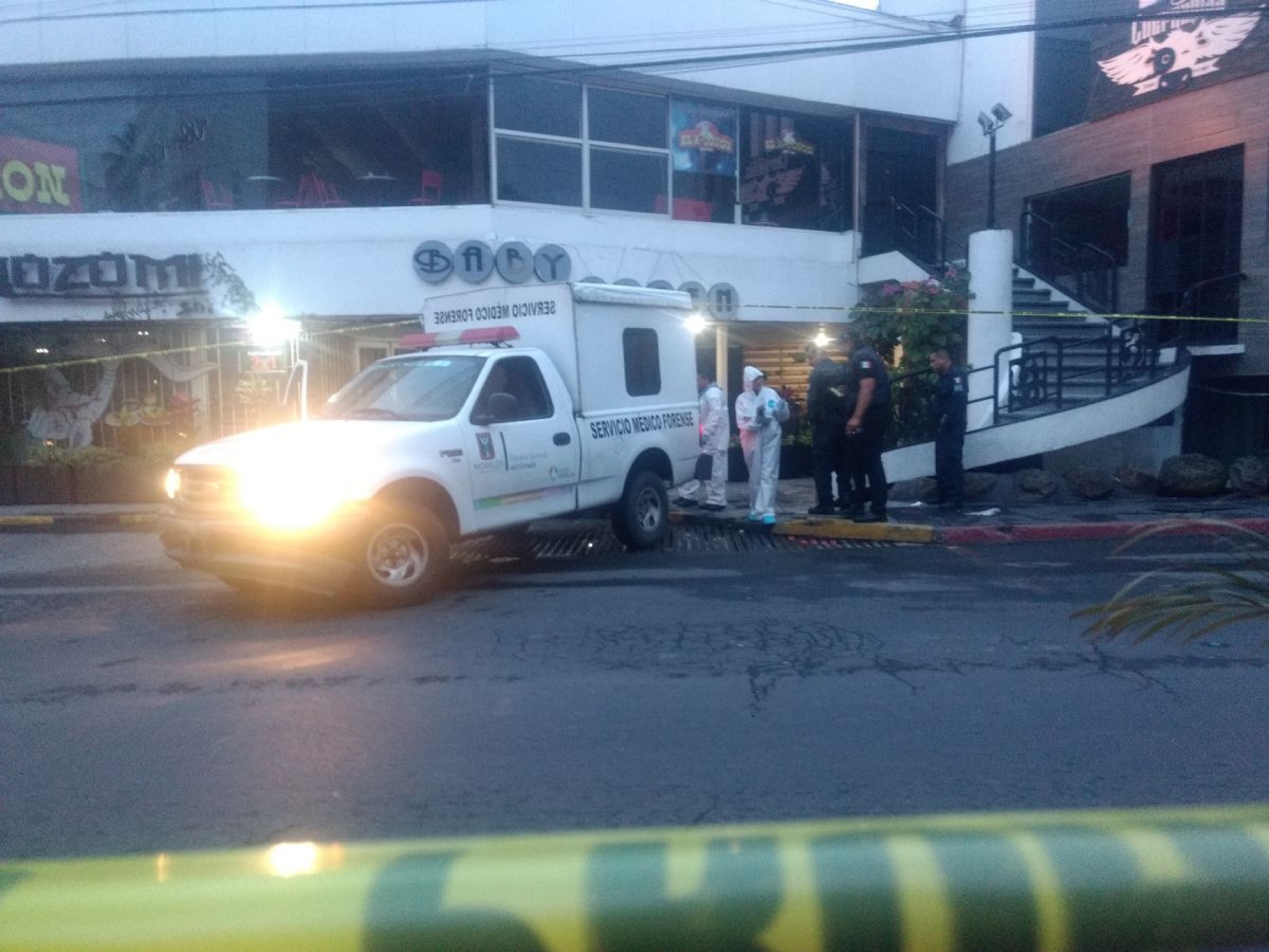 Balacera afuera de un bar deja un muerto y un herido