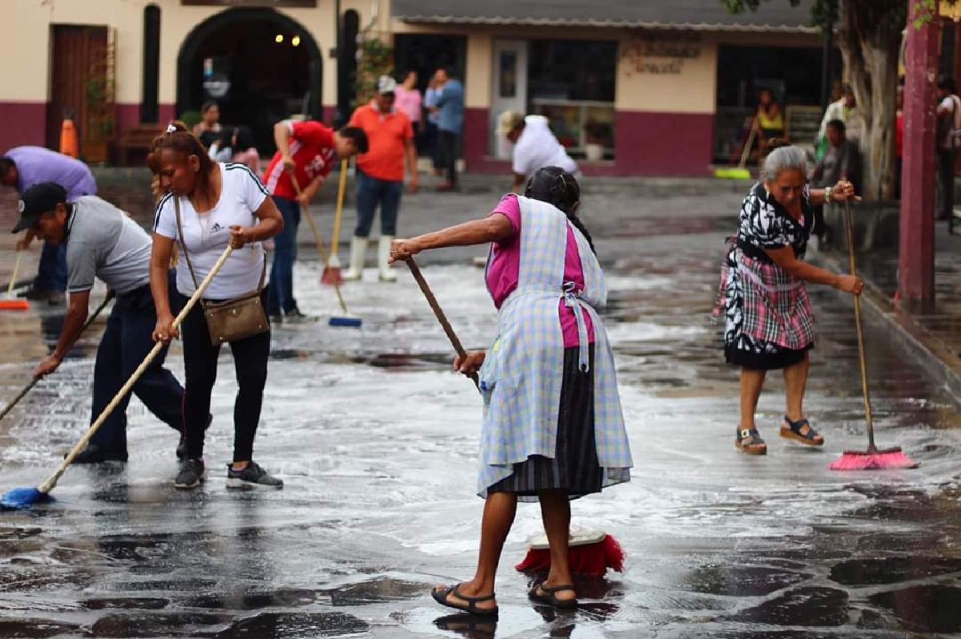 Comerciantes se suman a limpieza de calles del primer cuadro de Yecapixtla
