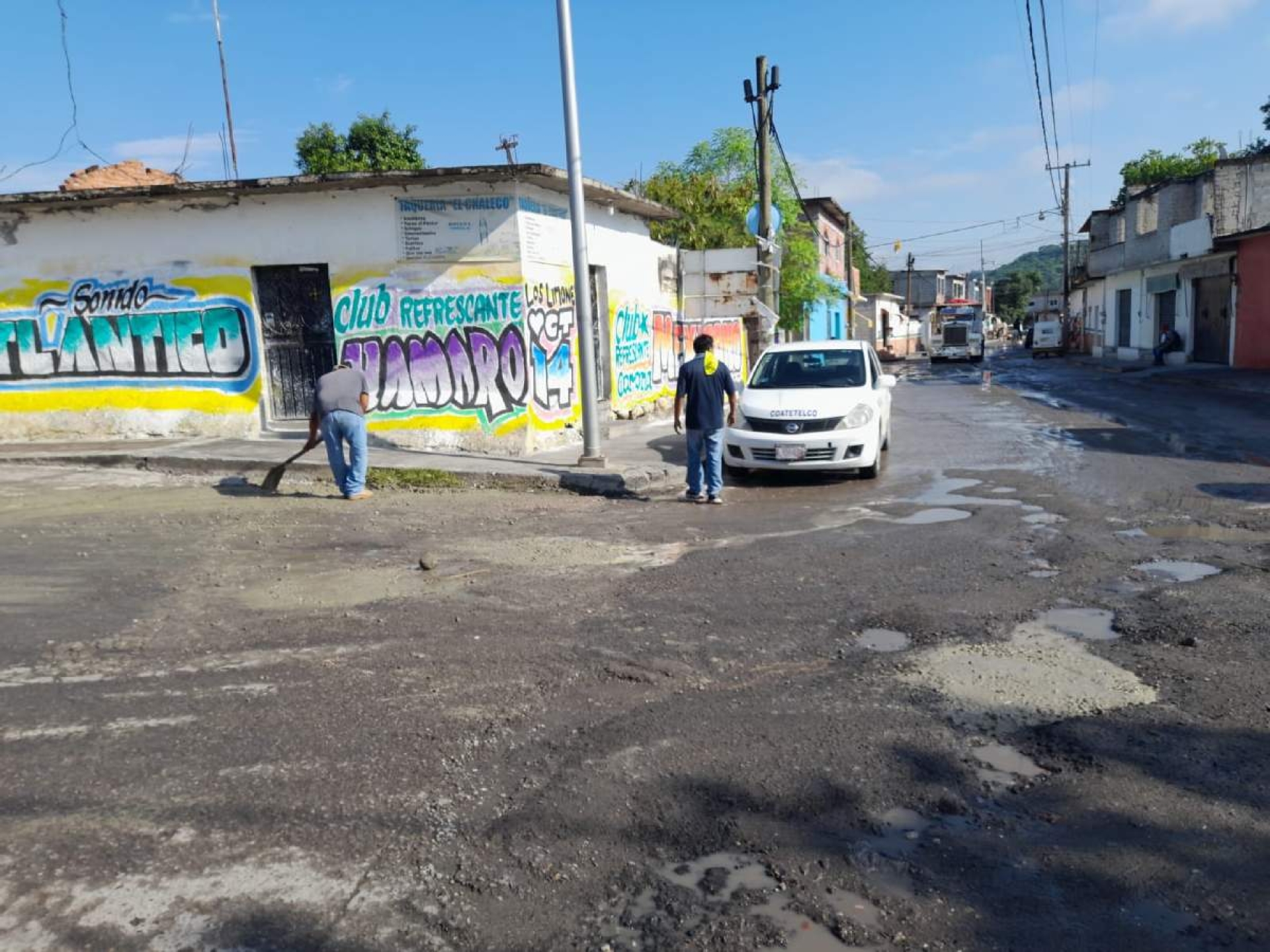 Taxistas tapan baches ante indiferencia de autoridades