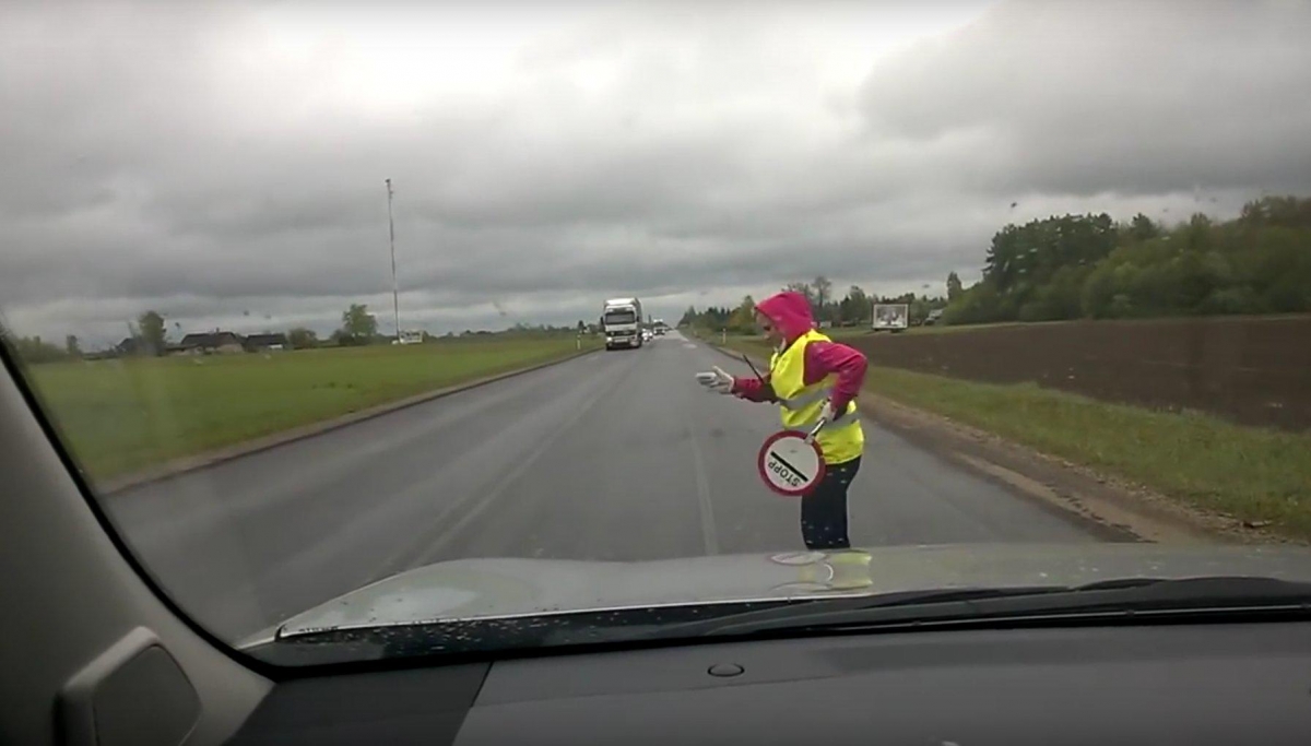 El baile de esta agente de tráfico causa furor en la Red