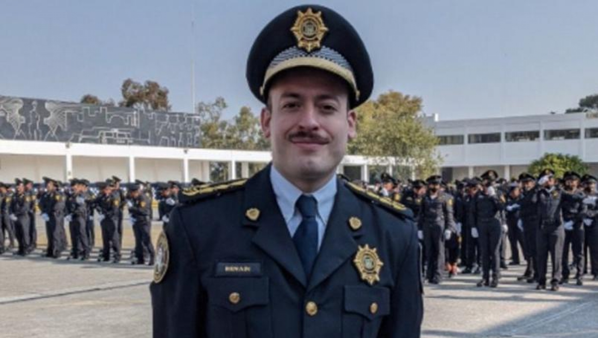 Javier Berain, primer policía homosexual ascendido a mando en CDMX