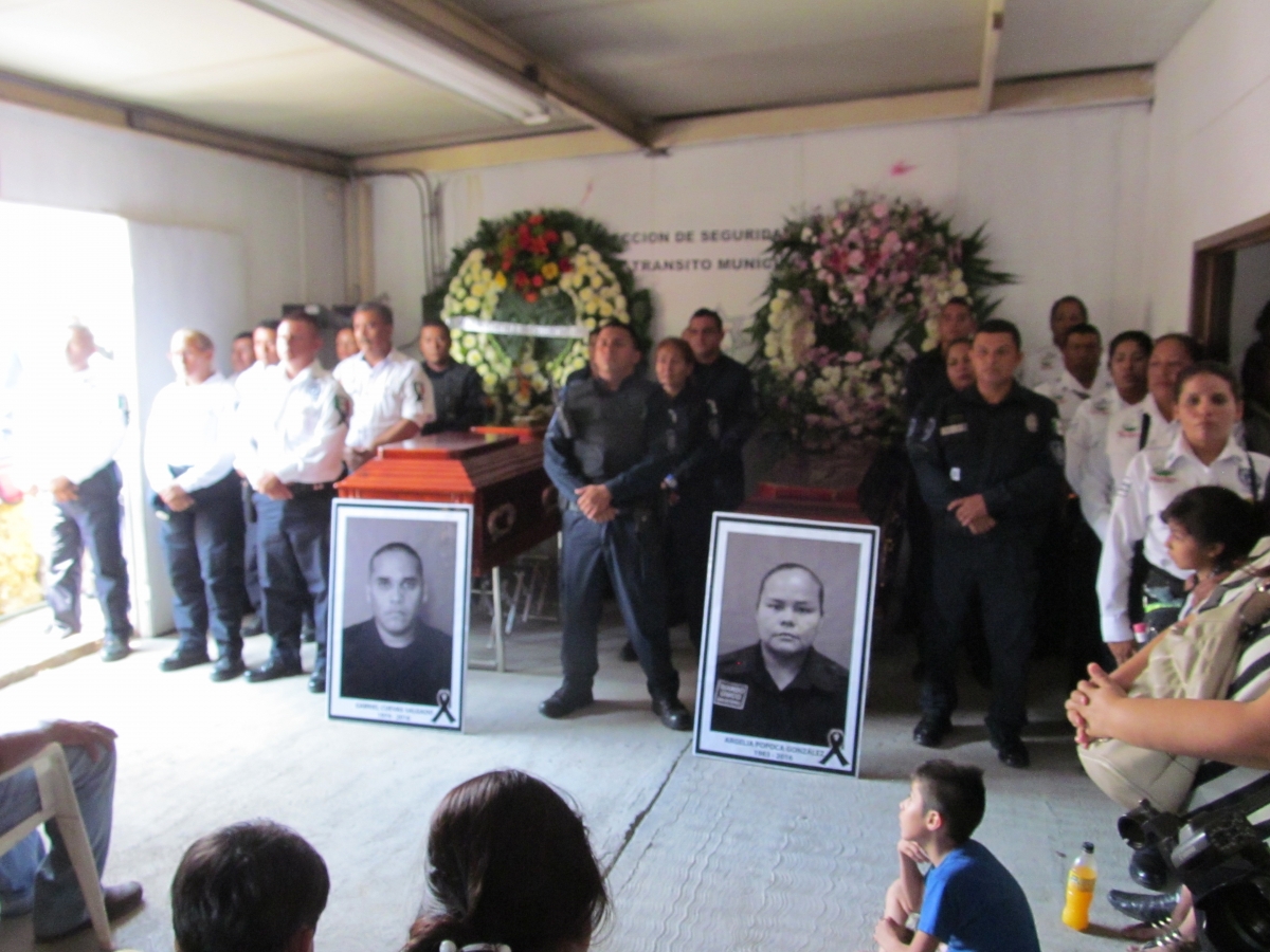 Policías de Zacatepec dan el último adiós a sus compañeros caídos