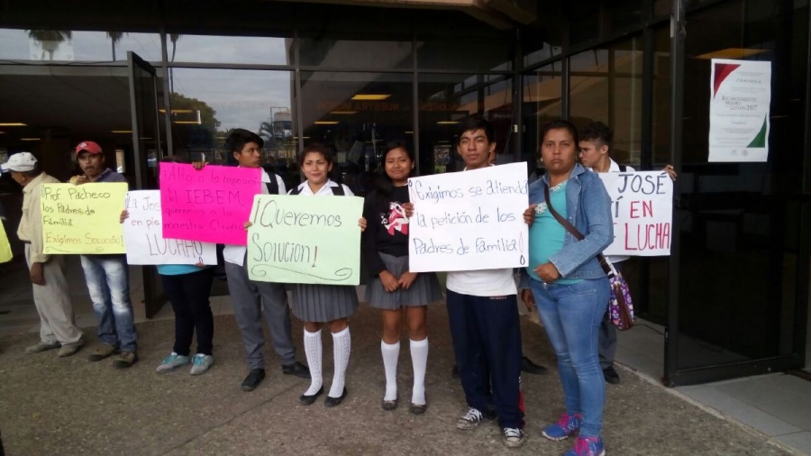 Padres de familia exigen la permanencia de directora de Secundaria en Emiliano Zapata