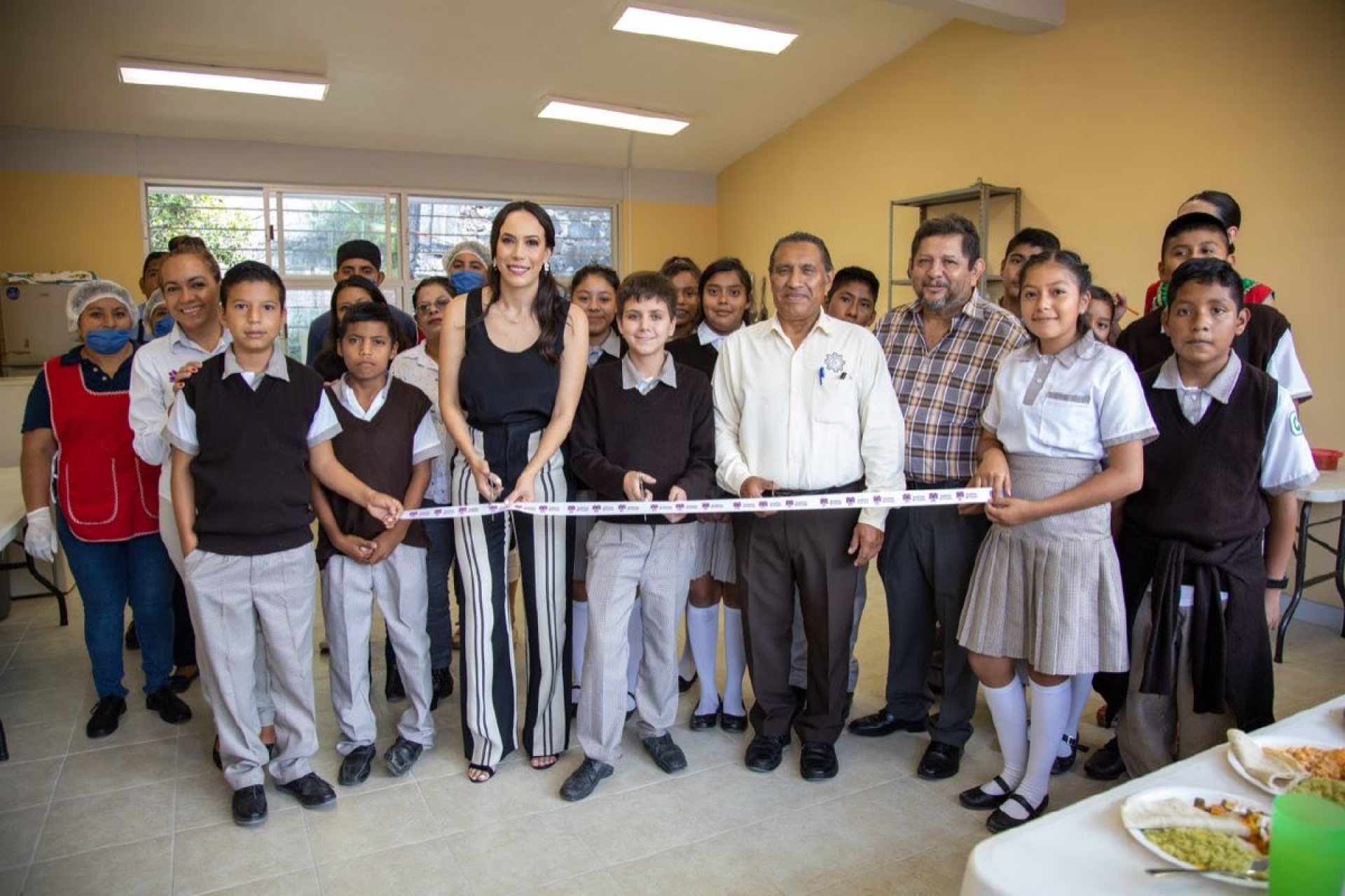 Inaugura Natália Rezende comedor escolar en Emiliano Zapata
