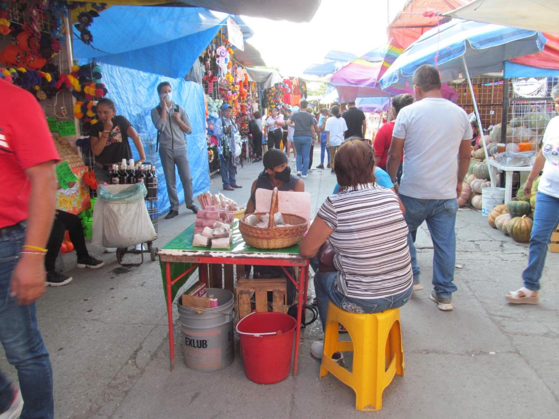 Listos para salir, comerciantes de tradiciones de muertos en Jojutla