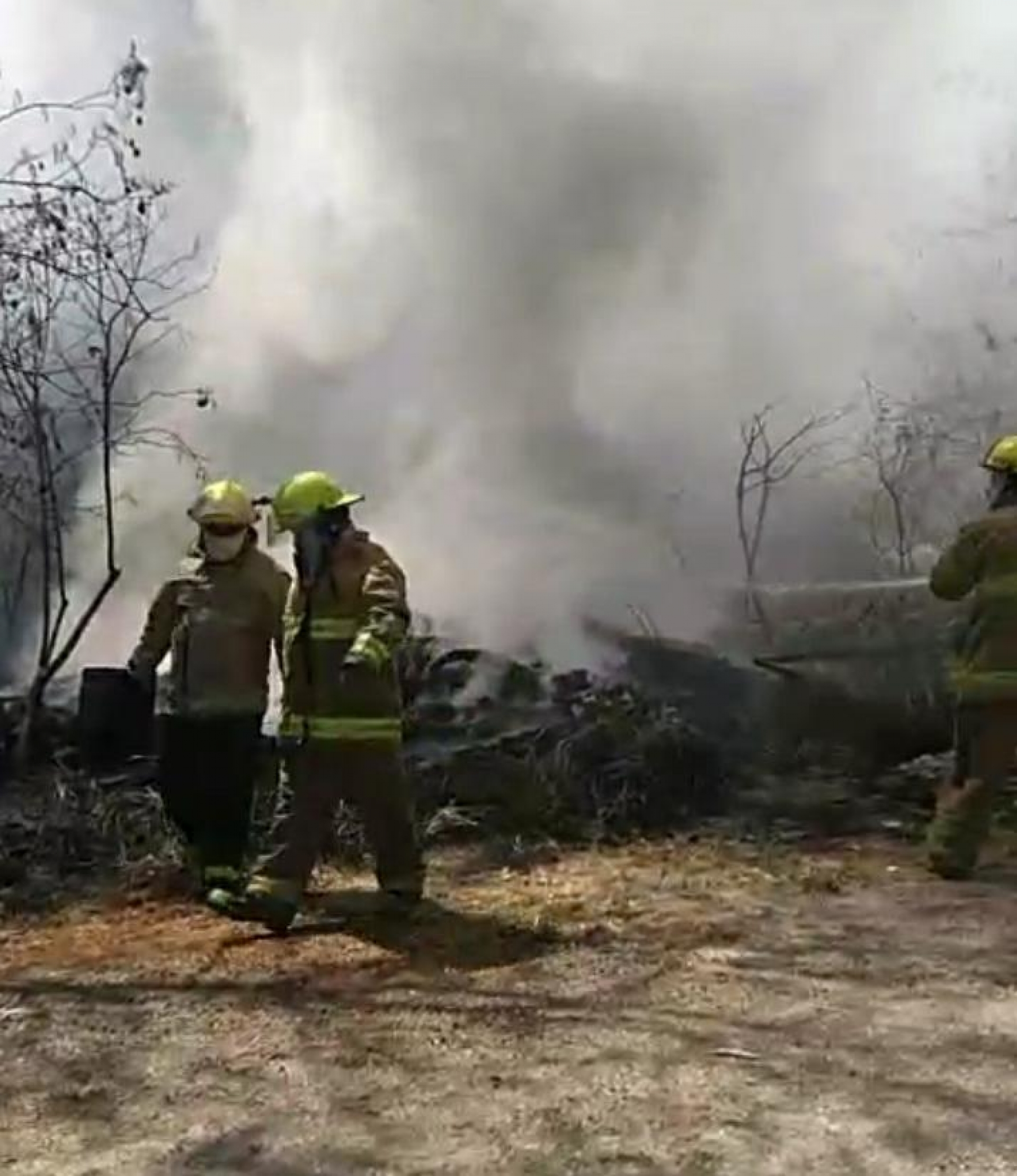 Bomberos atienden incendio en un terreno baldío, al norte de Cuernavaca