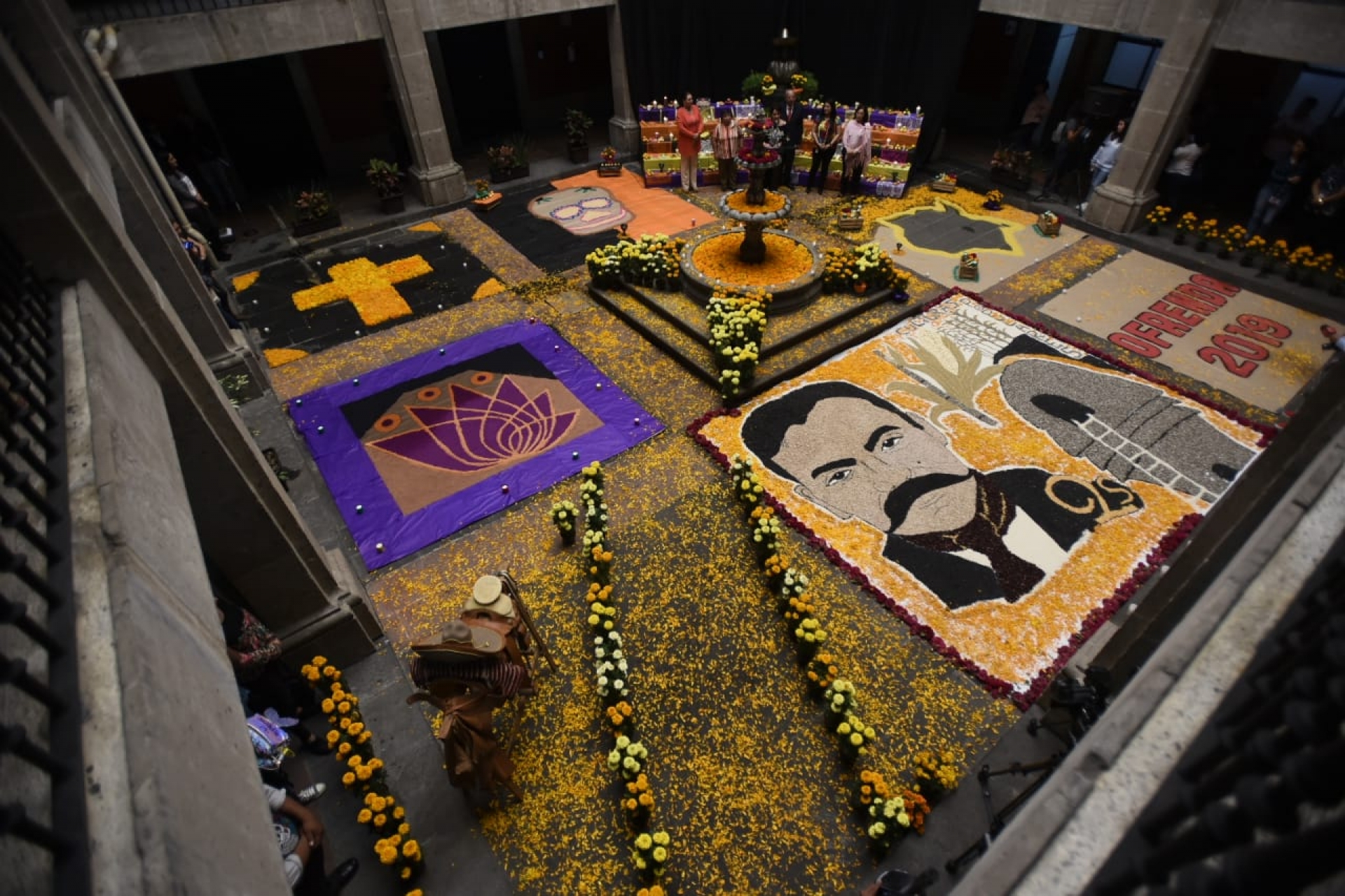 Efectúan 'encendido oficial' de ofrenda a Emiliano Zapata, en el palacio de gobierno