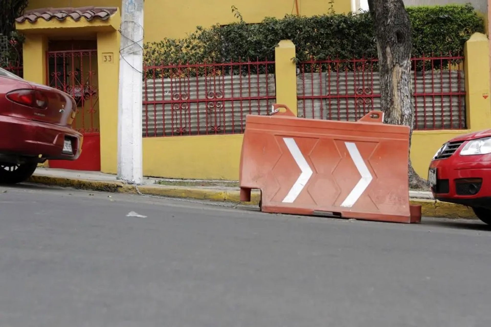 Proponen sanciones por apartar lugares en la calle