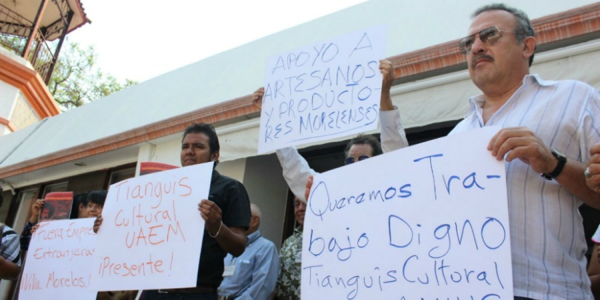 Protestan artesanos; piden espacios para venta de productos en la Plaza de Armas