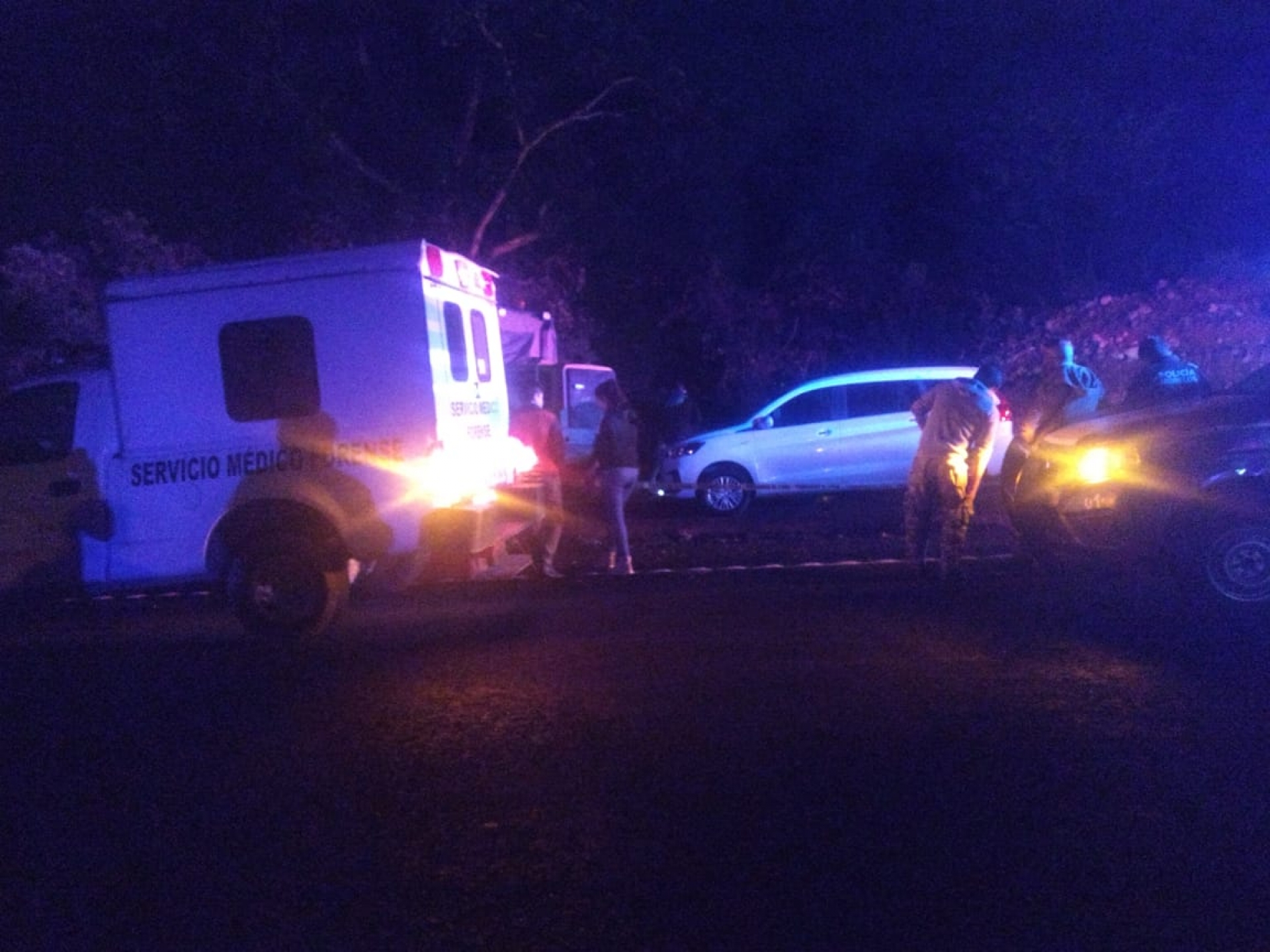 Dejan tres cadáveres a un costado de la autopista La Pera-Cuautla
