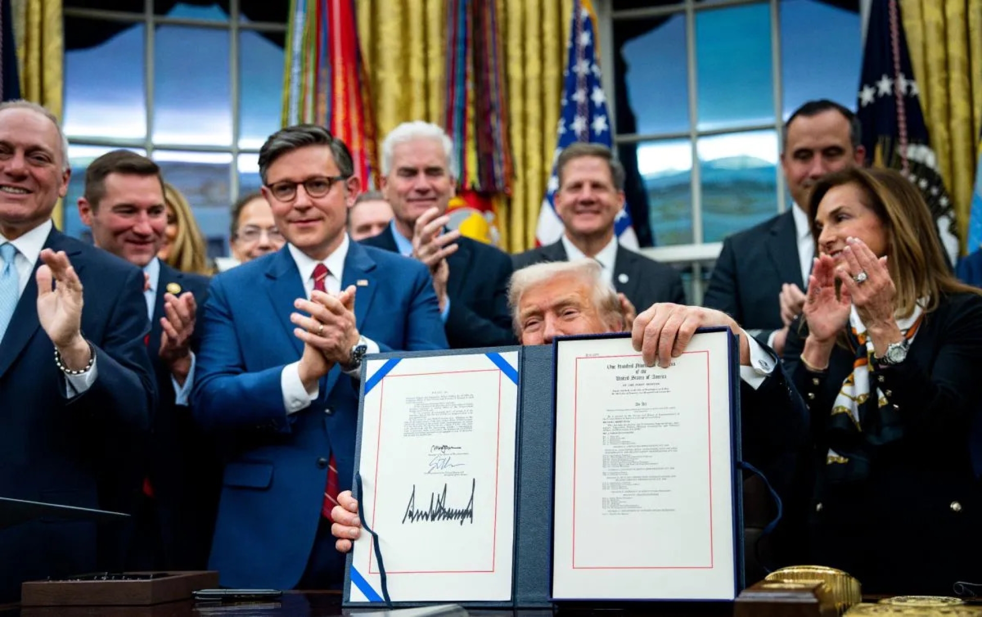 Trump firma ley que termina el cierre de gobierno histórico en EU
