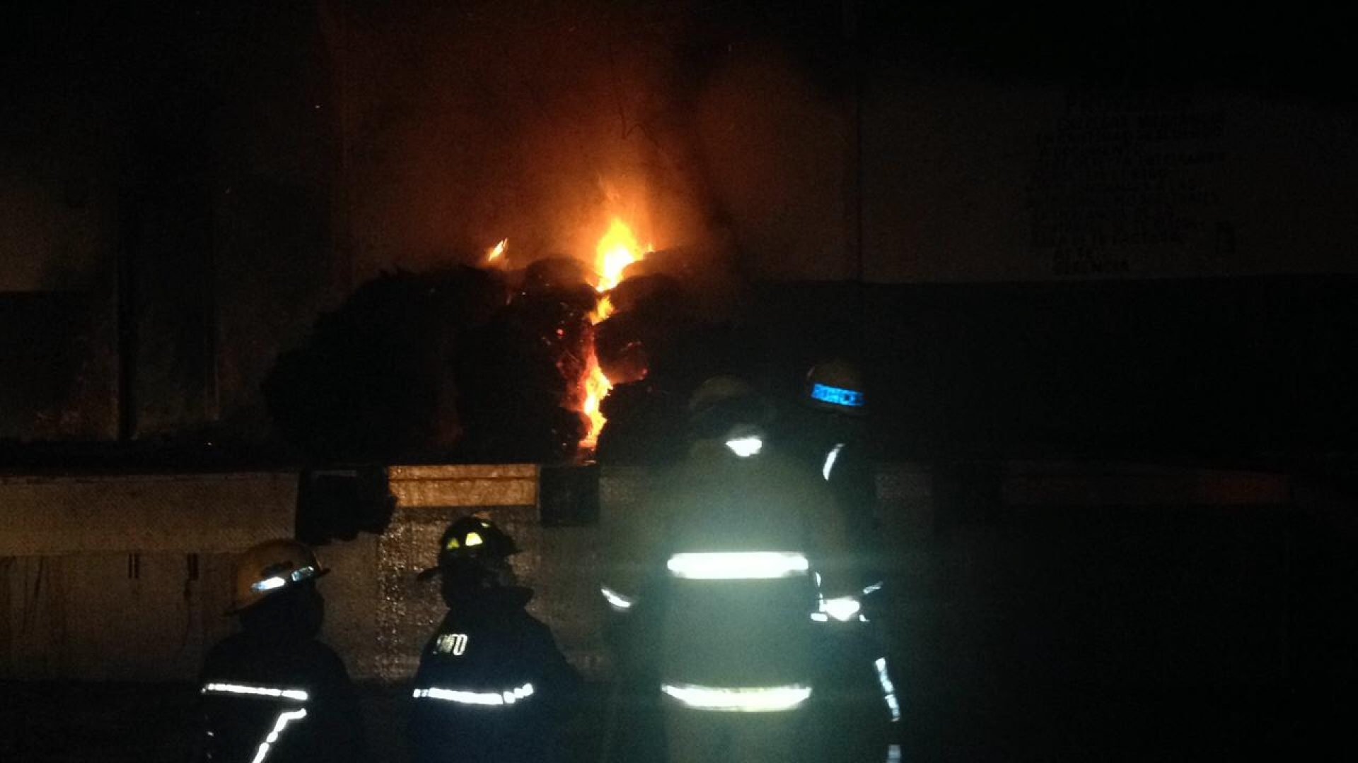 Bomberos sofocan incendio en bodega de supermercado, en el centro de Cuernavaca