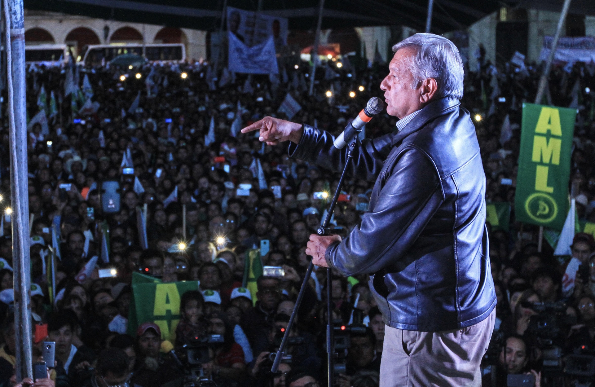 VIDEO: AMLO la hace de referí durante pleito en mitin