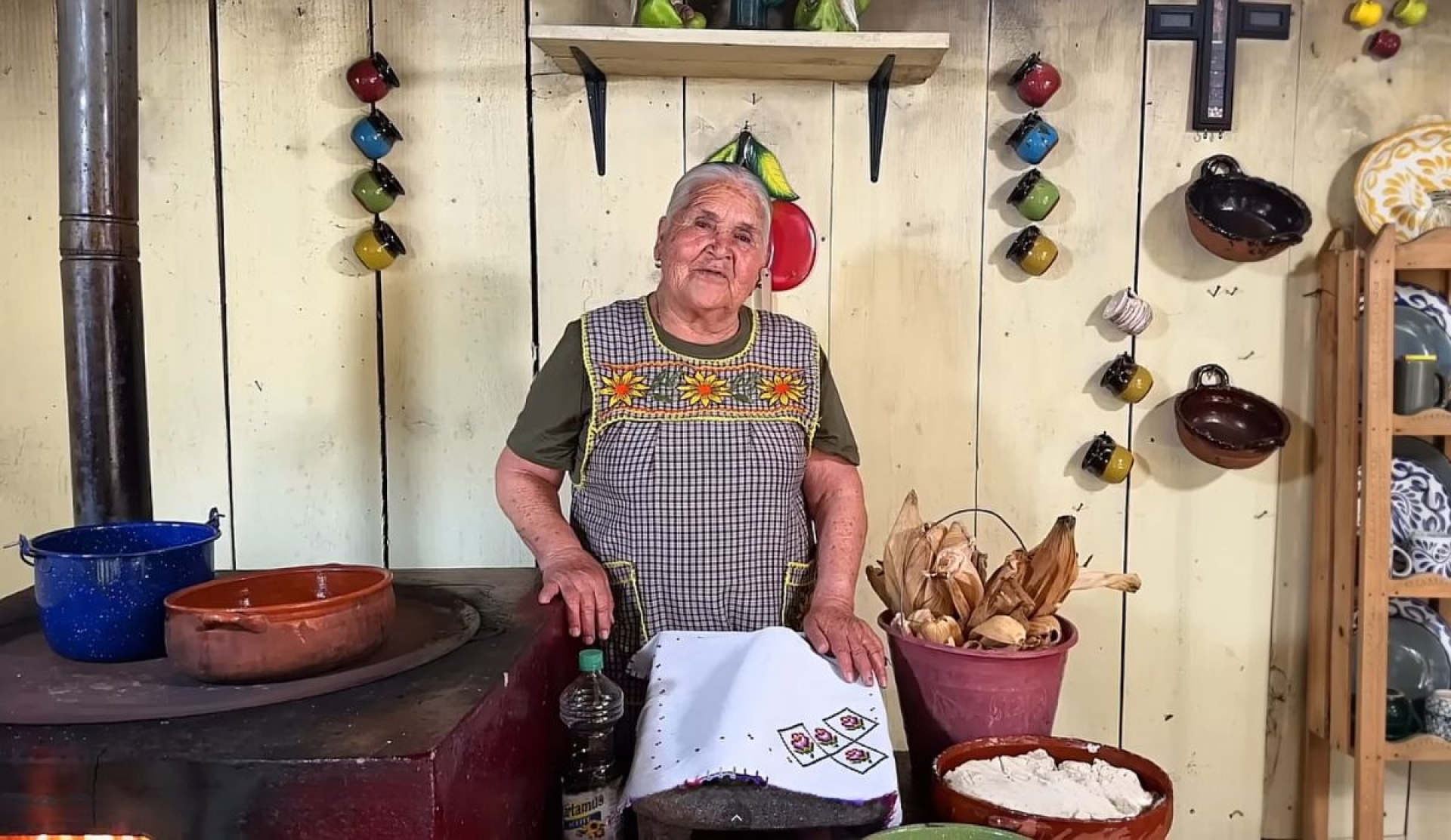 Doña Ángela comparte su receta de tamales de pollo en salsa verde