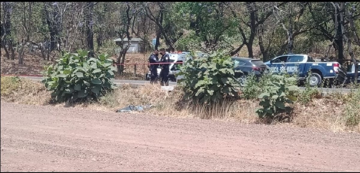 Tiran un cadáver a orillas de la autopista La Pera-Cuautla