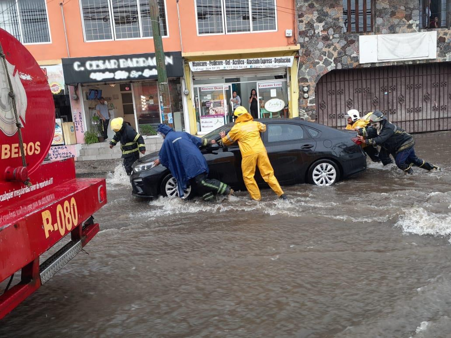 Atiende PC Cuernavaca reportes de inundaciones y encharcamientos