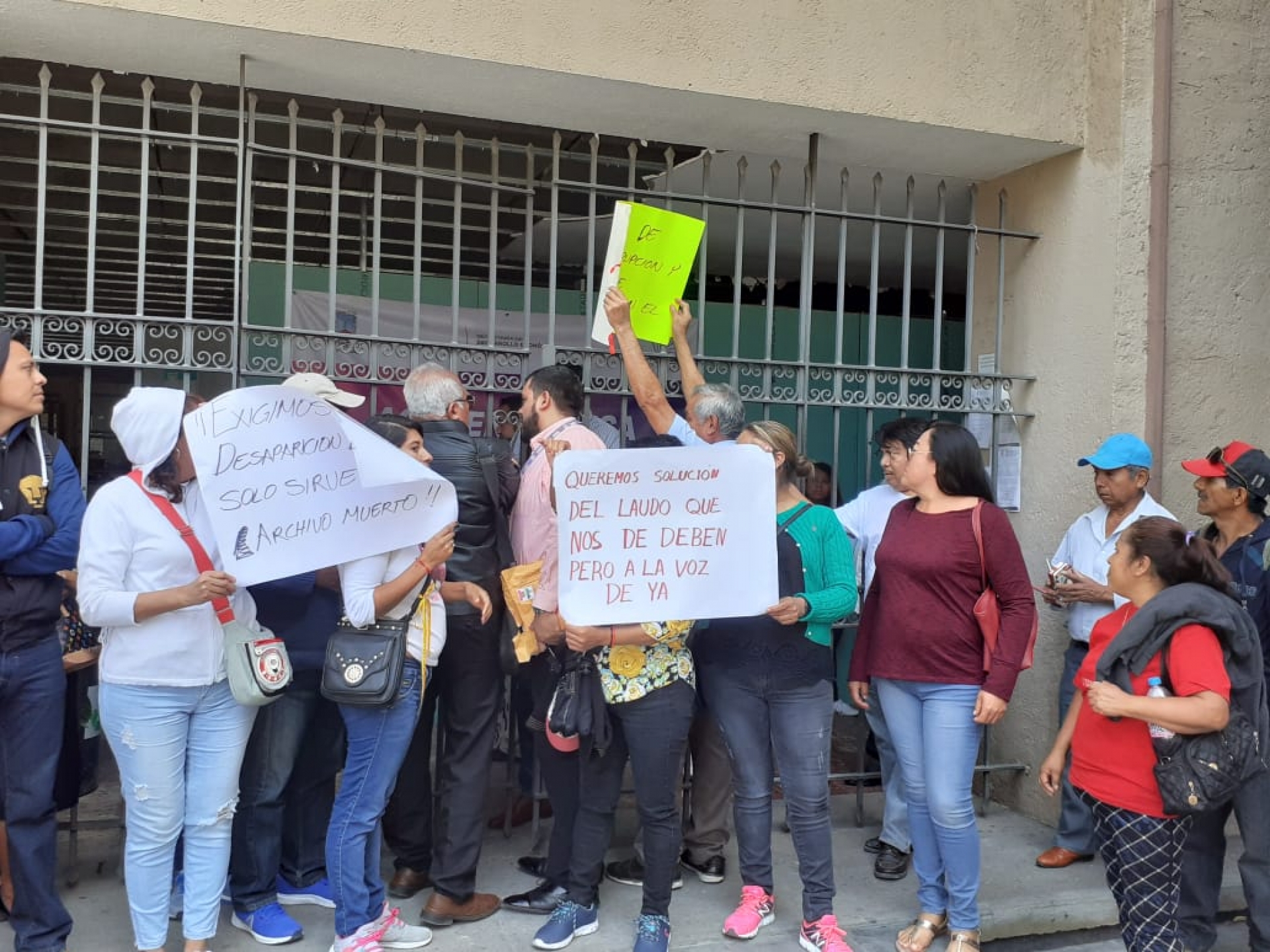 Protestan trabajadores despedidos del Ayuntamiento de Tepalcingo
