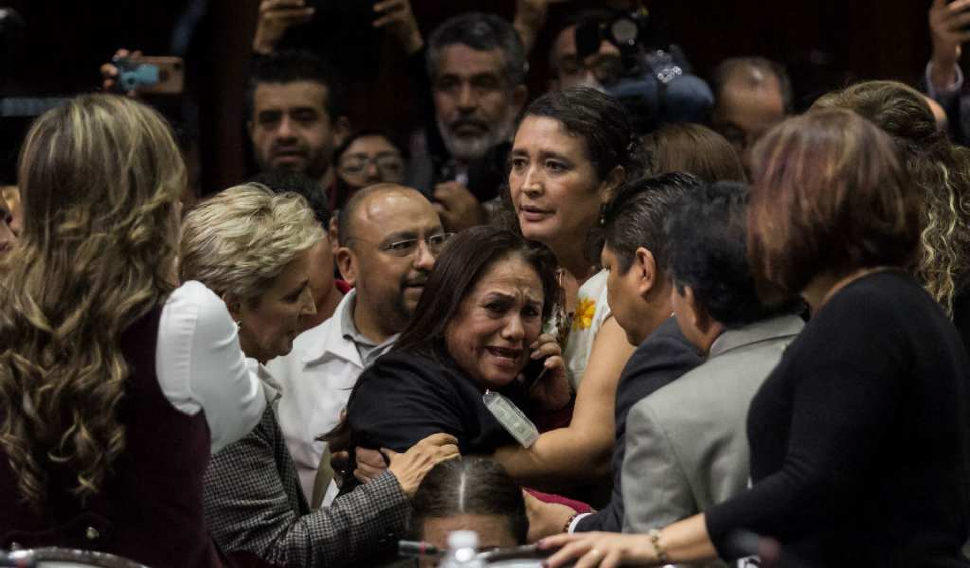 Diputada de Morena se entera en plena sesión que asesinaron a su hija