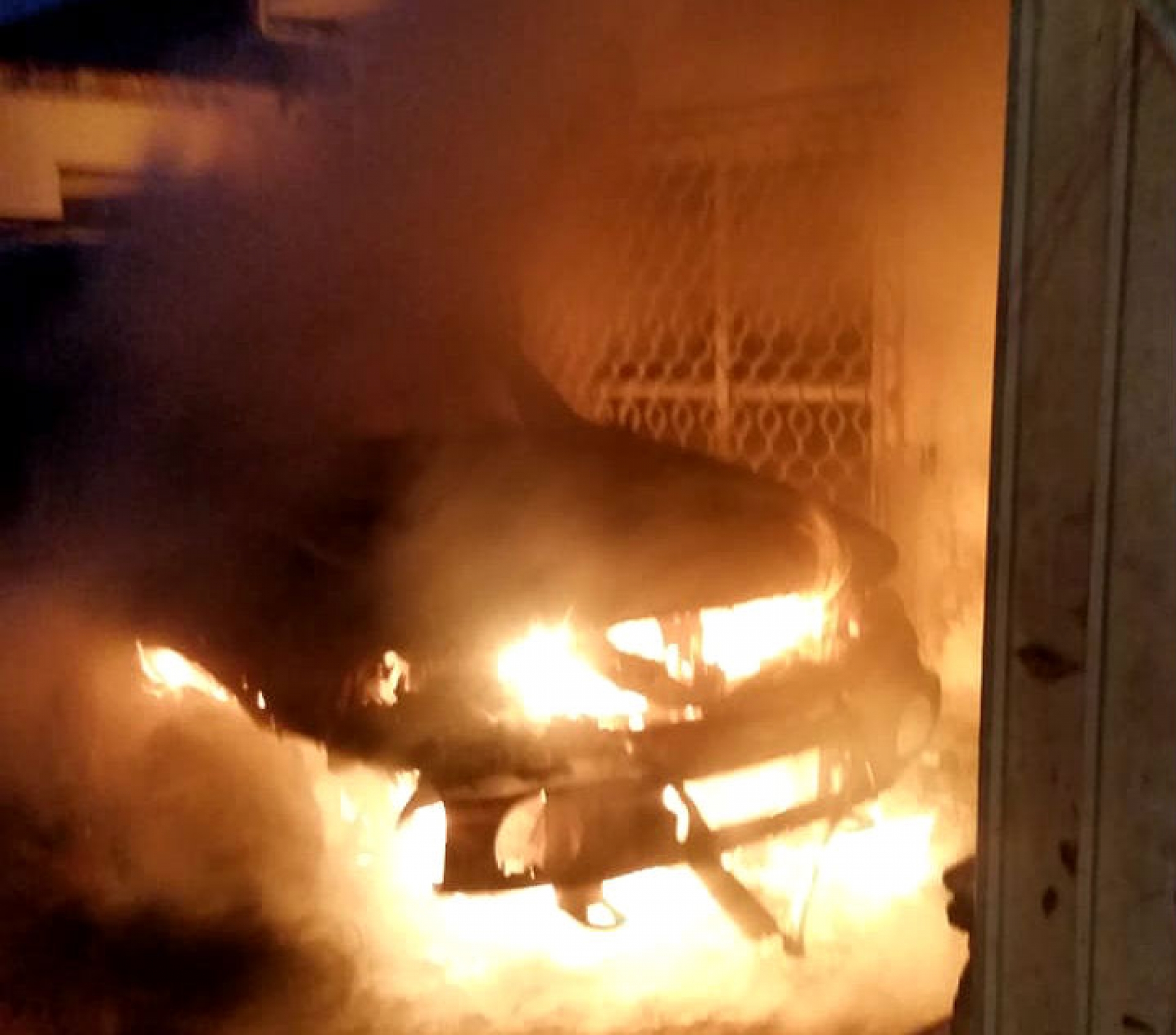 Bomberos sofocan incendio de un vehículo, en Prados de Cuernavaca