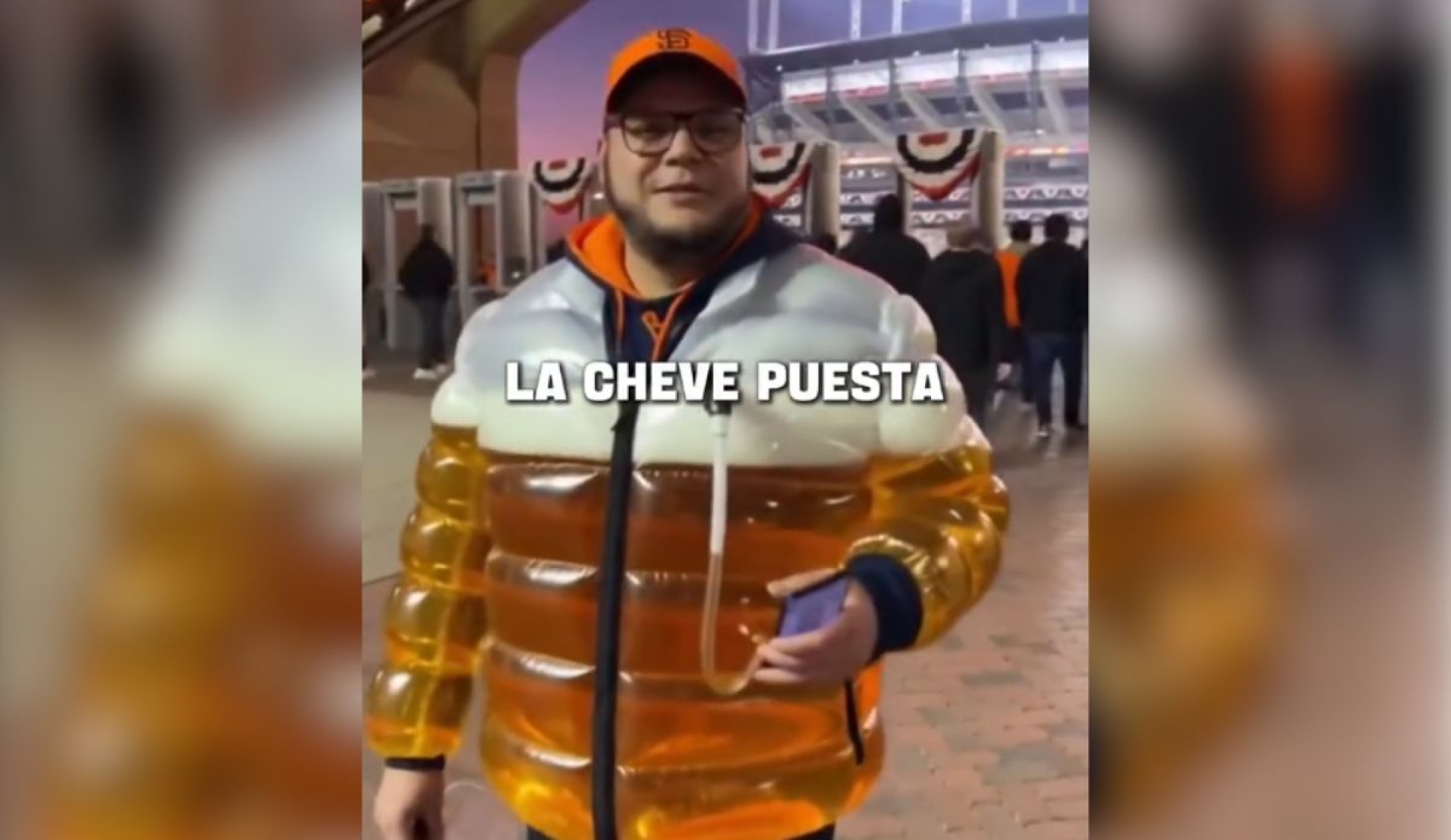 Joven mexicano inventa chamarra dispensadora de cerveza y causa furor en internet