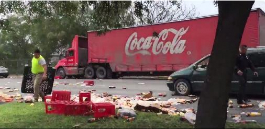 Vuelca camión de Coca Cola y la gente se roba el producto