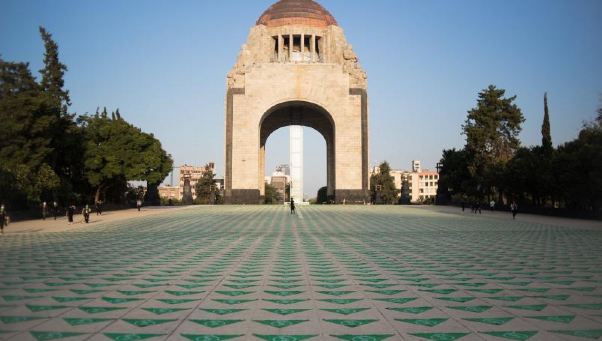 Feministas tapizan explanada del Monumento a la Revolución con pañuelos verdes
