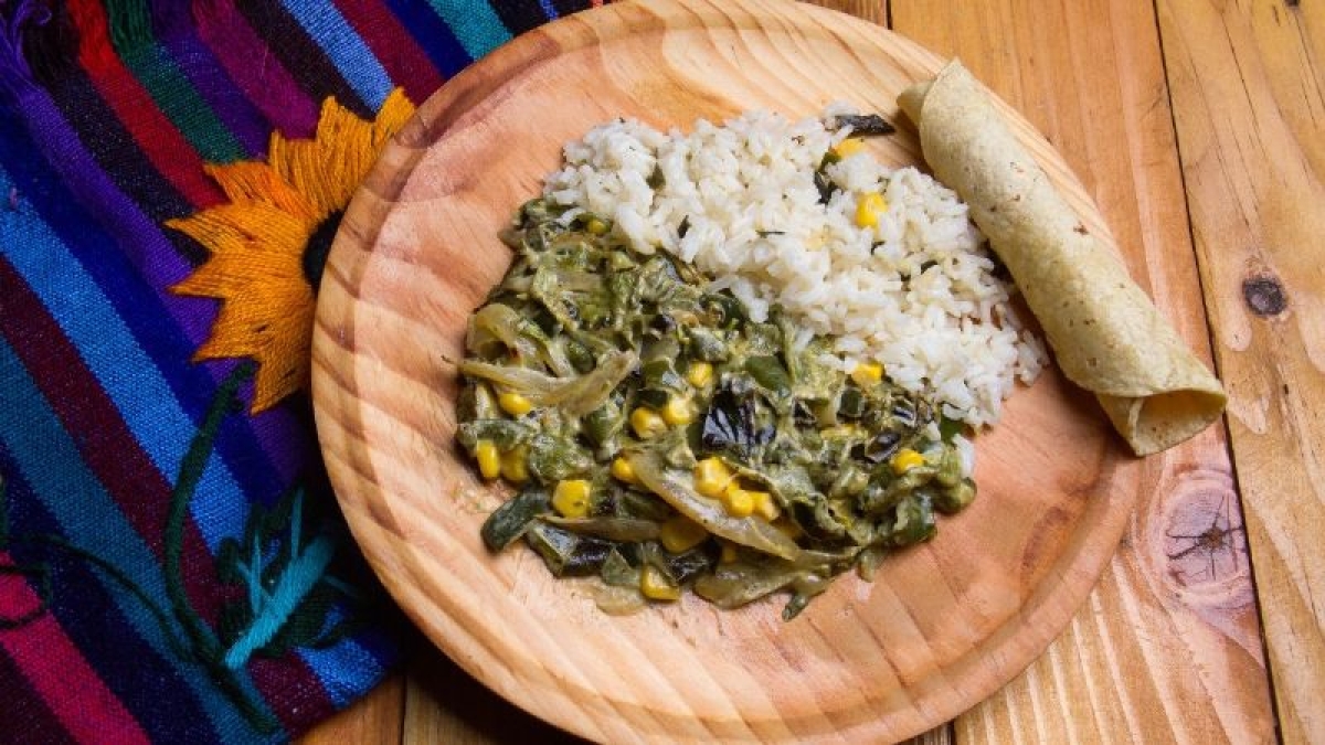 Temporada de chile poblano: Rajas con crema, una receta deliciosa y económica