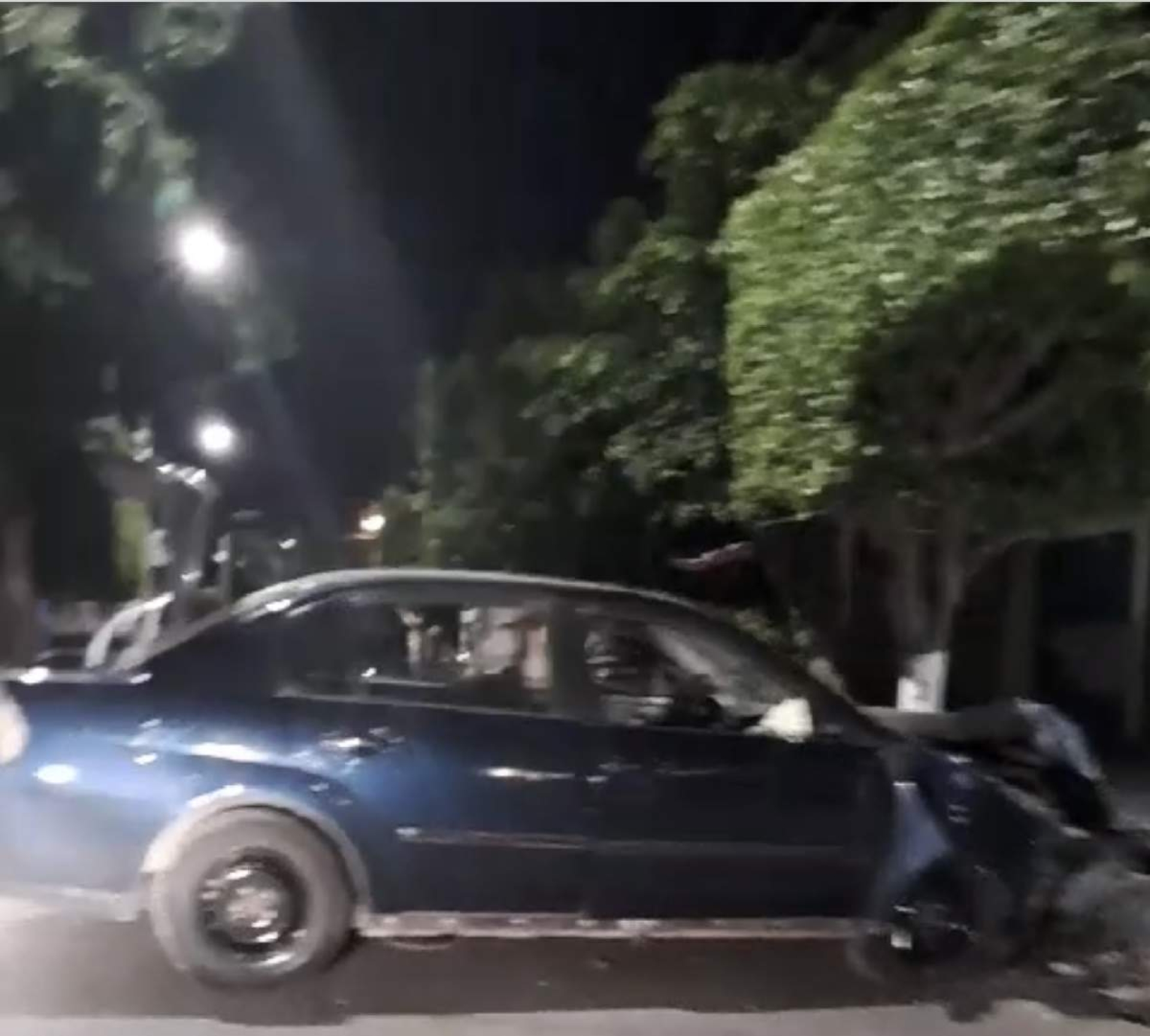 Después de destrozar un poste y un transformador abandonaron su auto y huyeron