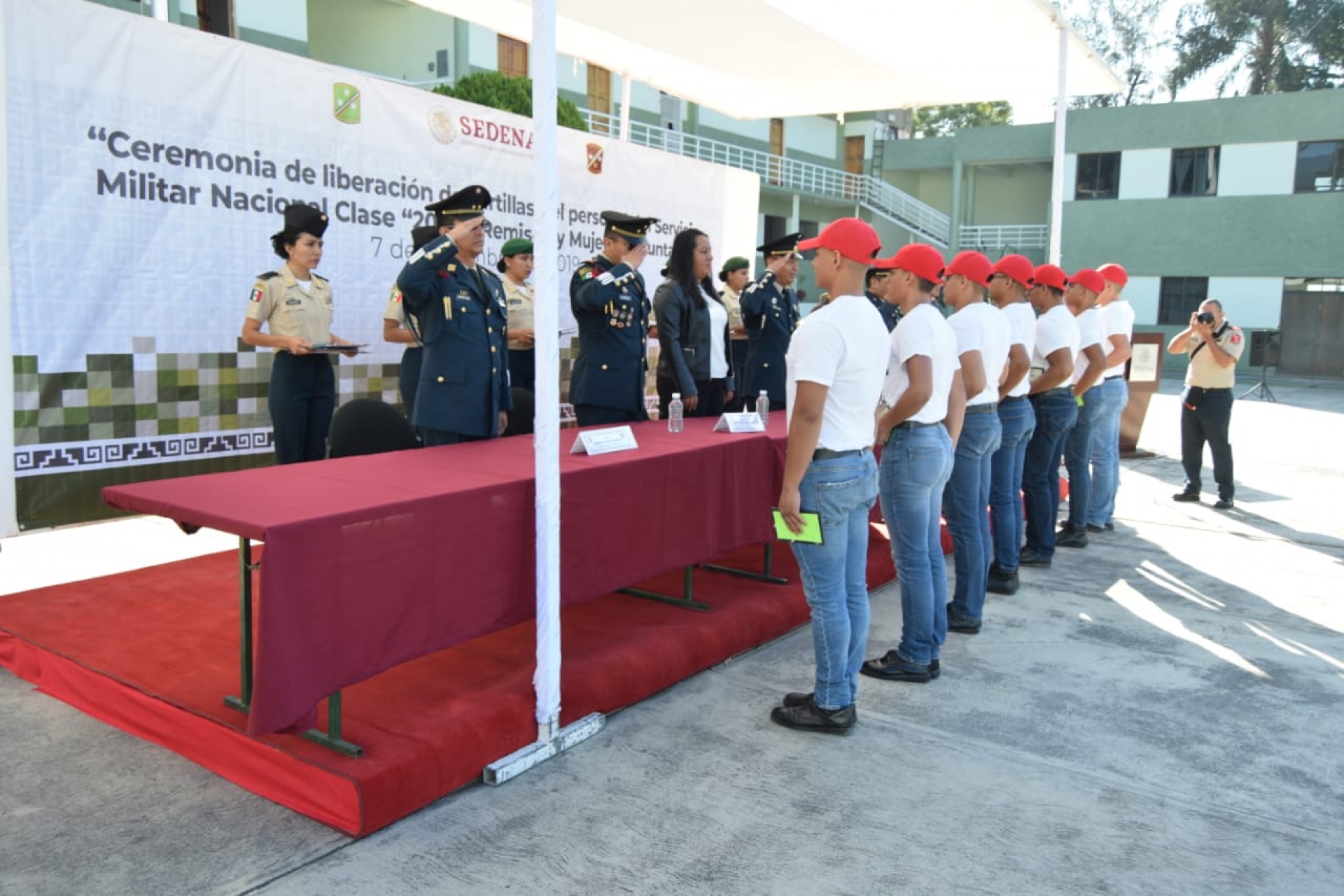 Efectúan ceremonia de liberación de cartillas de personal del SMN, clase 2000