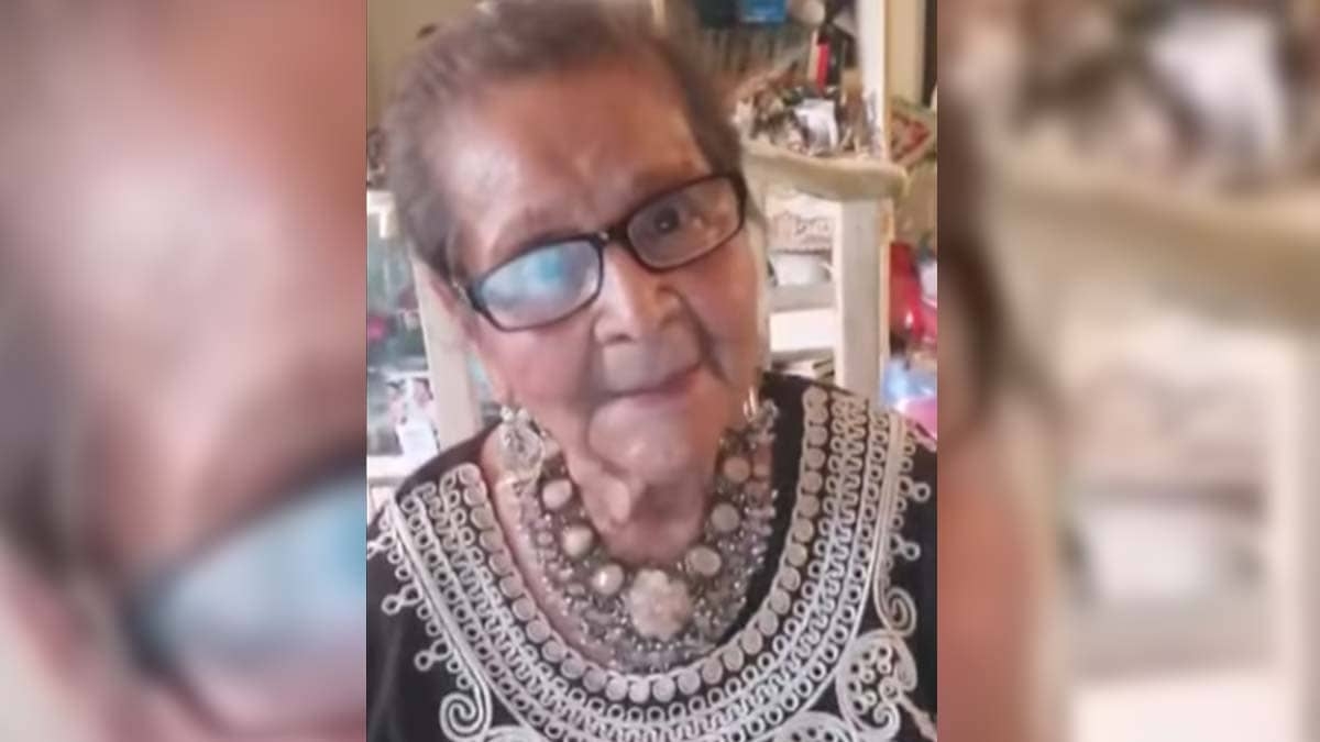 Abuelita se vacuna contra COVID-19 y recita conmovedor poema