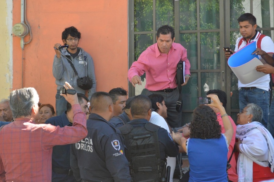 Denuncian penalmente a activista de la zona sur por causar lesiones a un reportero