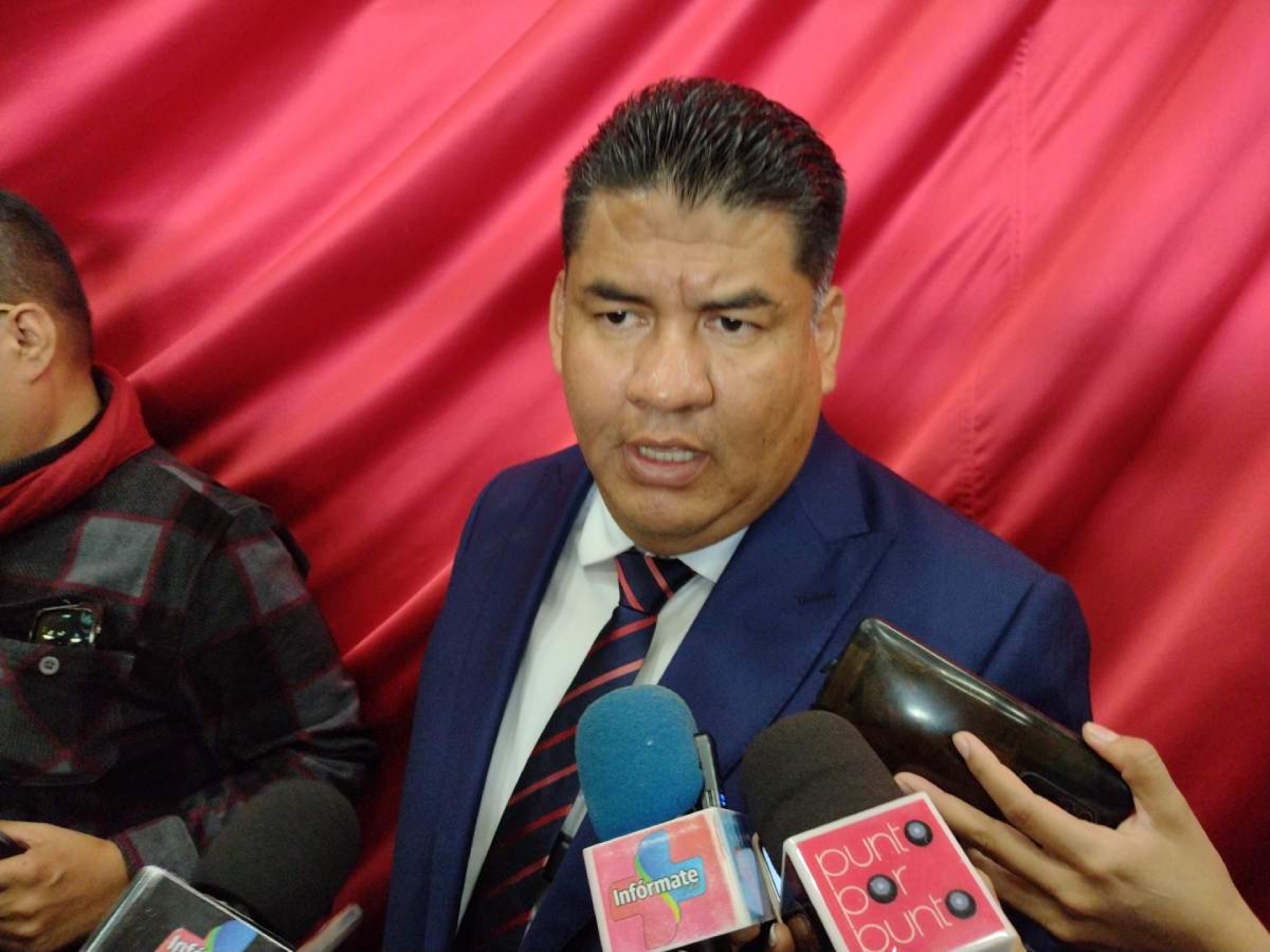 Congreso y sindicato negocian incremento salarial