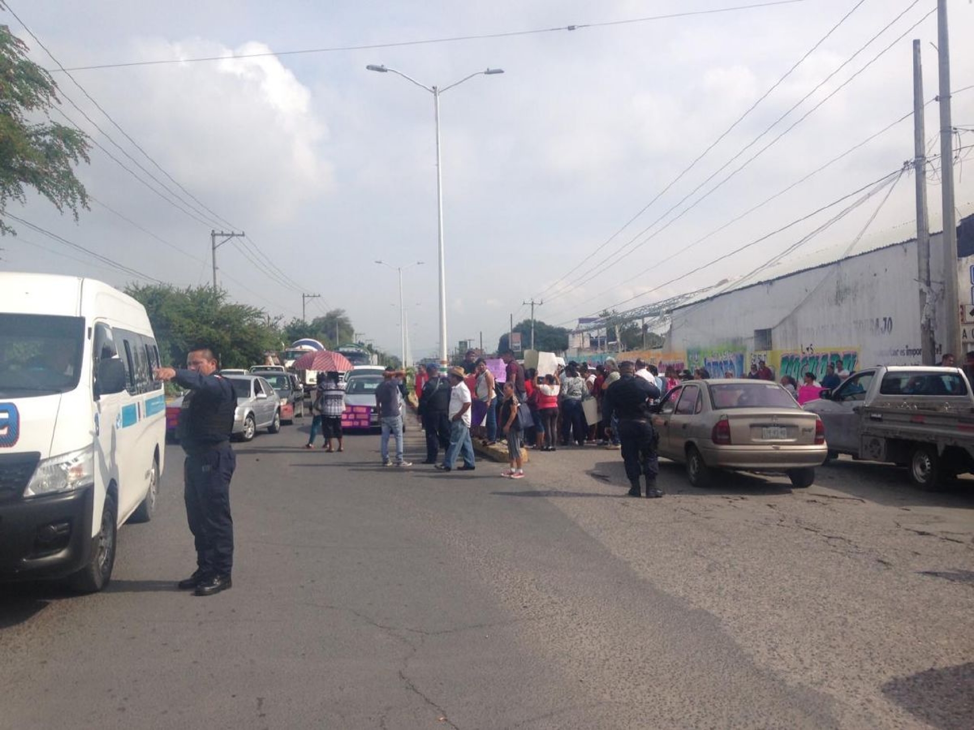Padres de familia bloquean bulevar Cuautla-Ayala