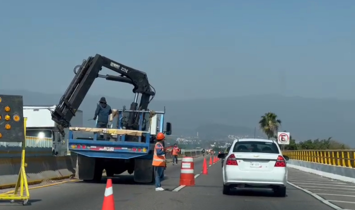 Reducción a un carril en distribuidor vial Palmira, por colocación de luminarias