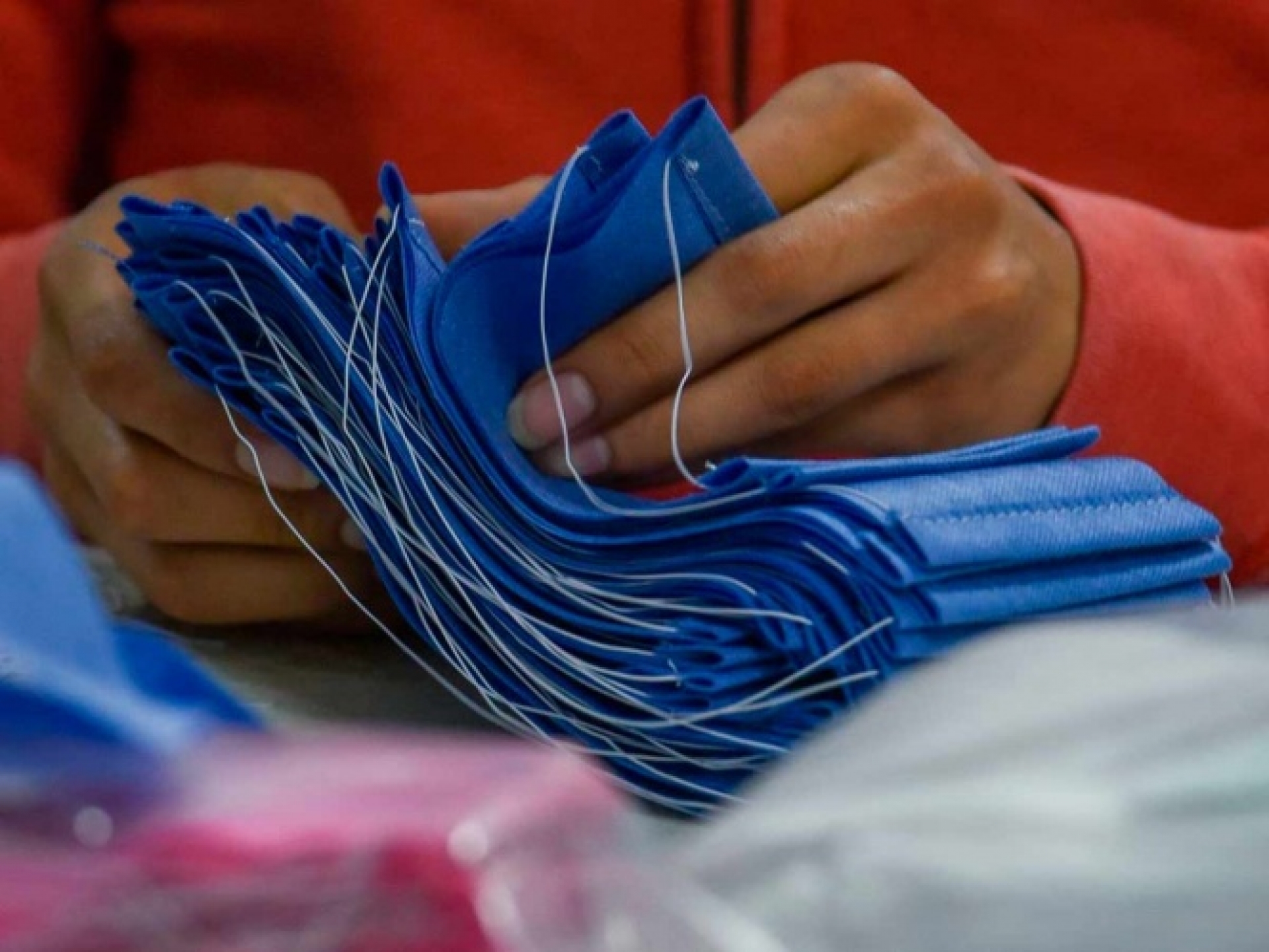 Sacan cubrebocas de la basura para lavarlos y revenderlos