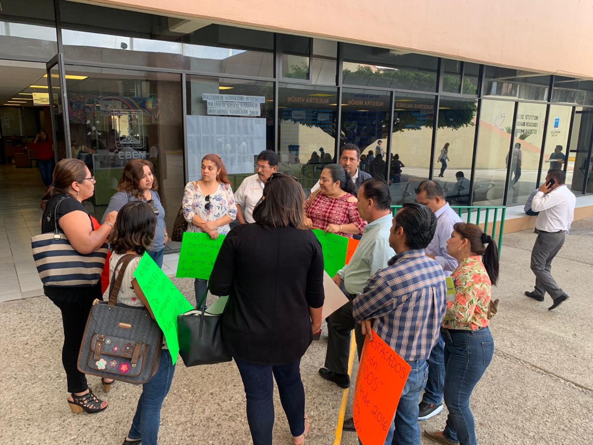 Exigen maestros pago de adeudo de incentivo, en el IEBEM