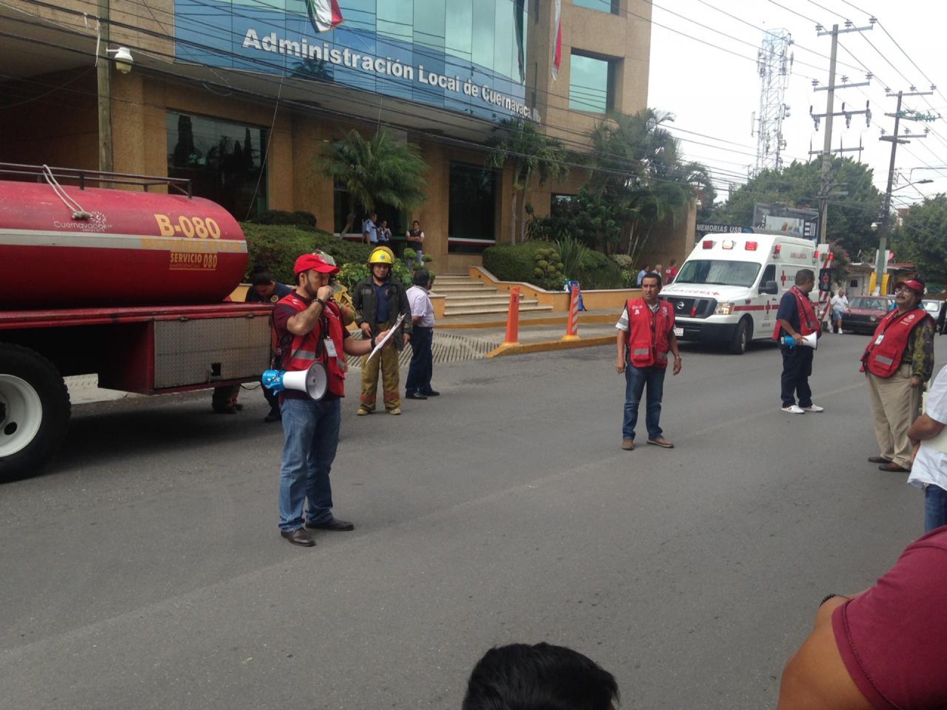 Llevan a cabo simulacro de evacuación en oficinas del SAT