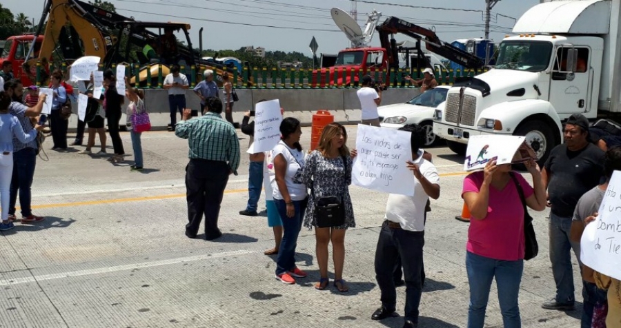 Protestan vecinos de Chipitlán; realizaron bloqueos en el paso exprés
