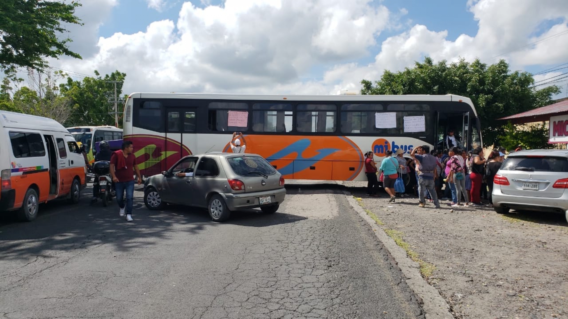 Nuevamente bloquean padres de familia carretera Alpuyeca-Jojutla