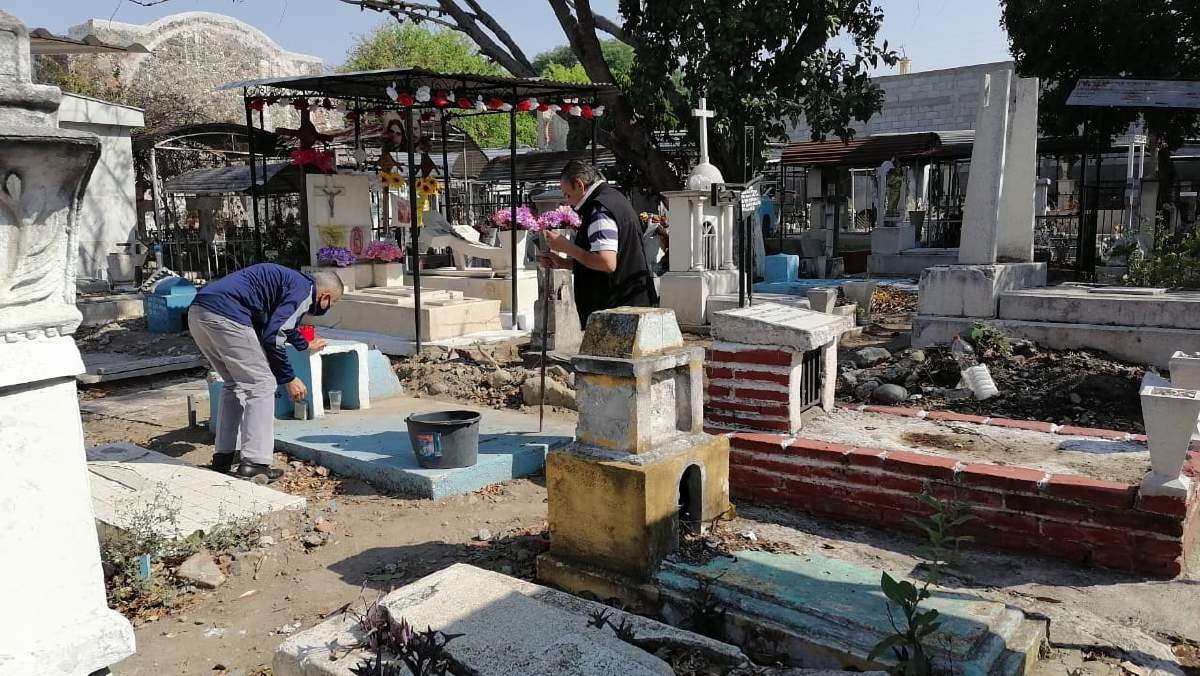 Buscan eliminar criaderos de moscos en los panteones